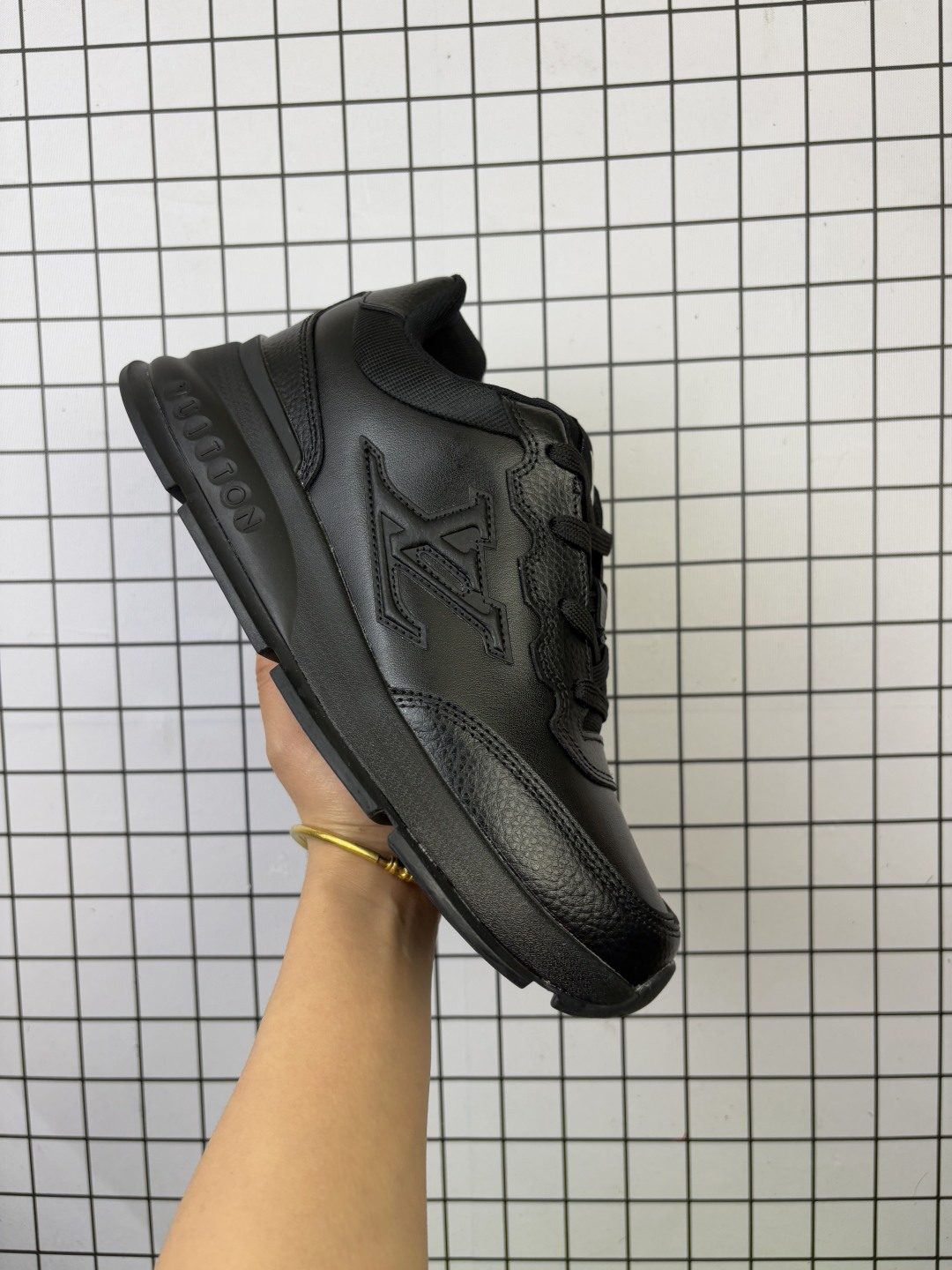 💰130 LV-路易威登-经典走秀新款 全黑 原版1：1开发！！上脚非常舒适 奢侈用料，做工精细，中底印有欧洲制造英文字母 鞋面由意大利进口小牛皮拼接，侧边饰有品牌LOGO标志及签名，最新乳胶垫脚➕网布内里，脚感超舒适。原厂特供原版双色TPU组合大底。套包工艺 固特异缝合锁边 面料:独家定制头层牛皮 配件:独家私模Vuitton 标识，内里:定制丝滑网里-头层丝绸牛皮内里 大底:TPU组合大底耐磨防滑防黄 垫脚:新款乳胶垫-网纱吸汗 工艺:全电脑针车拉线 鞋头 后套 冷热定型 全套拉帮套楦中低logo花纹 包装 -鞋带 证书 卡片 说明书 合格证 防尘袋 全网最齐包装。 货号：1AHSUW 尺码：36-45（带半） 编码给L