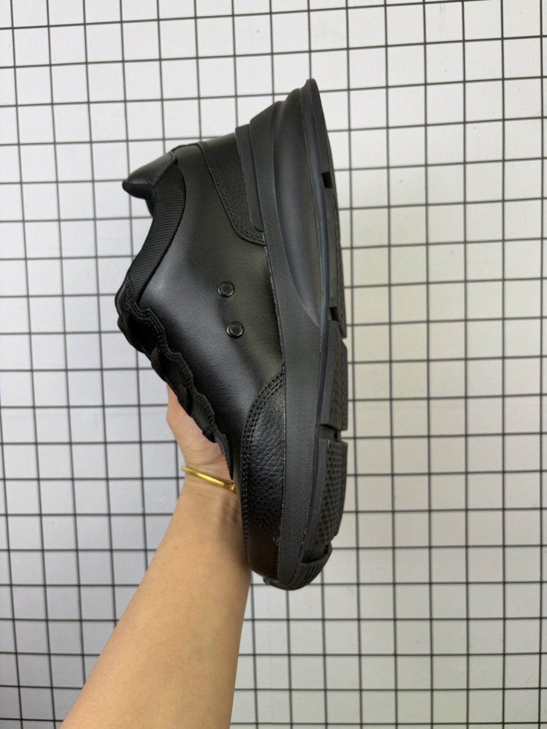 💰130 LV-路易威登-经典走秀新款 全黑 原版1：1开发！！上脚非常舒适 奢侈用料，做工精细，中底印有欧洲制造英文字母 鞋面由意大利进口小牛皮拼接，侧边饰有品牌LOGO标志及签名，最新乳胶垫脚➕网布内里，脚感超舒适。原厂特供原版双色TPU组合大底。套包工艺 固特异缝合锁边 面料:独家定制头层牛皮 配件:独家私模Vuitton 标识，内里:定制丝滑网里-头层丝绸牛皮内里 大底:TPU组合大底耐磨防滑防黄 垫脚:新款乳胶垫-网纱吸汗 工艺:全电脑针车拉线 鞋头 后套 冷热定型 全套拉帮套楦中低logo花纹 包装 -鞋带 证书 卡片 说明书 合格证 防尘袋 全网最齐包装。 货号：1AHSUW 尺码：36-45（带半） 编码给L