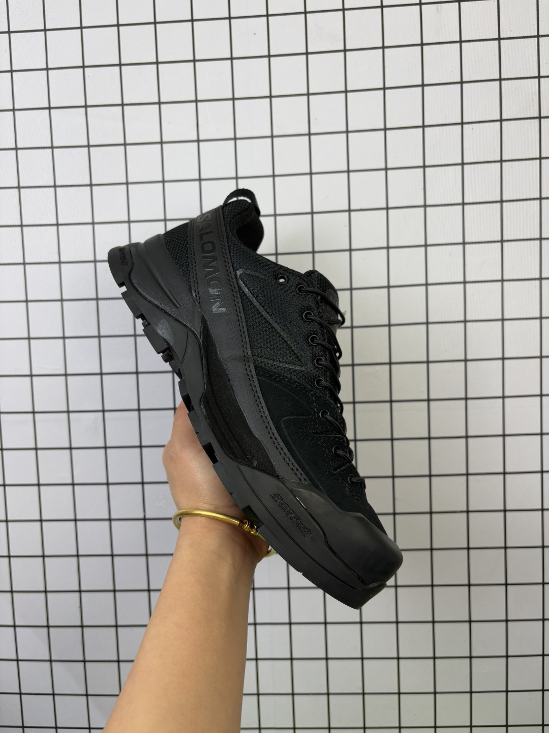 💰220 公司级✅MM6 Maison Margiela x Salomon萨洛蒙 XT系列 马吉拉联名款 休闲运动鞋 中底搭载全掌玻璃纤维能量板和弹性泡沫中底 缓震回馈很强 日常通勤或训练都很稳 面料原版进口透气 网面内里原版进口透气网里 鞋底原版开模超轻发泡大底 货号:475361-28 尺码:36 36.5 37.5 38 38.5 39 40 40.5 41 42 42.5 43 44 45 编码757