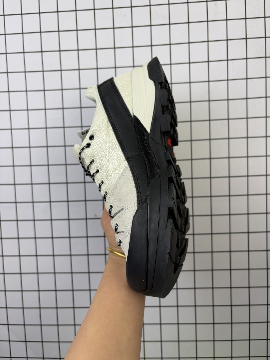 💰220 公司级✅MM6 Maison Margiela x Salomon萨洛蒙 XT系列 马吉拉联名款 休闲运动鞋 中底搭载全掌玻璃纤维能量板和弹性泡沫中底 缓震回馈很强 日常通勤或训练都很稳 面料原版进口透气 网面内里原版进口透气网里 鞋底原版开模超轻发泡大底 货号:475361-28 尺码:36 36.5 37.5 38 38.5 39 40 40.5 41 42 42.5 43 44 45 编码757