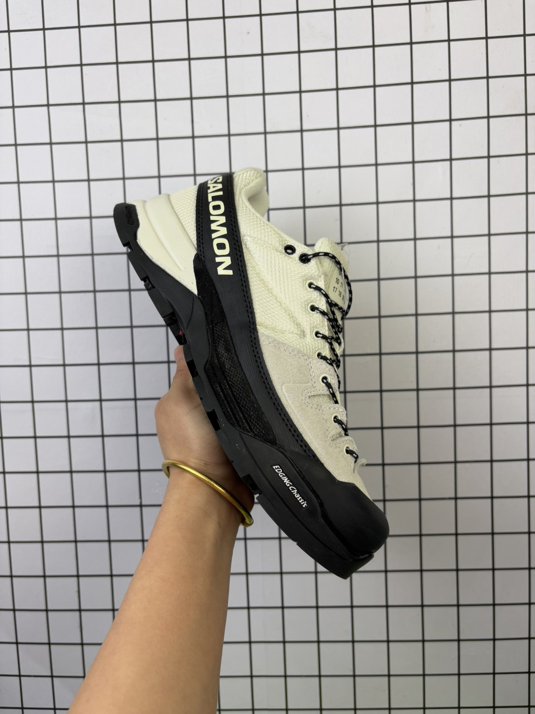 💰220 公司级✅MM6 Maison Margiela x Salomon萨洛蒙 XT系列 马吉拉联名款 休闲运动鞋 中底搭载全掌玻璃纤维能量板和弹性泡沫中底 缓震回馈很强 日常通勤或训练都很稳 面料原版进口透气 网面内里原版进口透气网里 鞋底原版开模超轻发泡大底 货号:475361-28 尺码:36 36.5 37.5 38 38.5 39 40 40.5 41 42 42.5 43 44 45 编码757