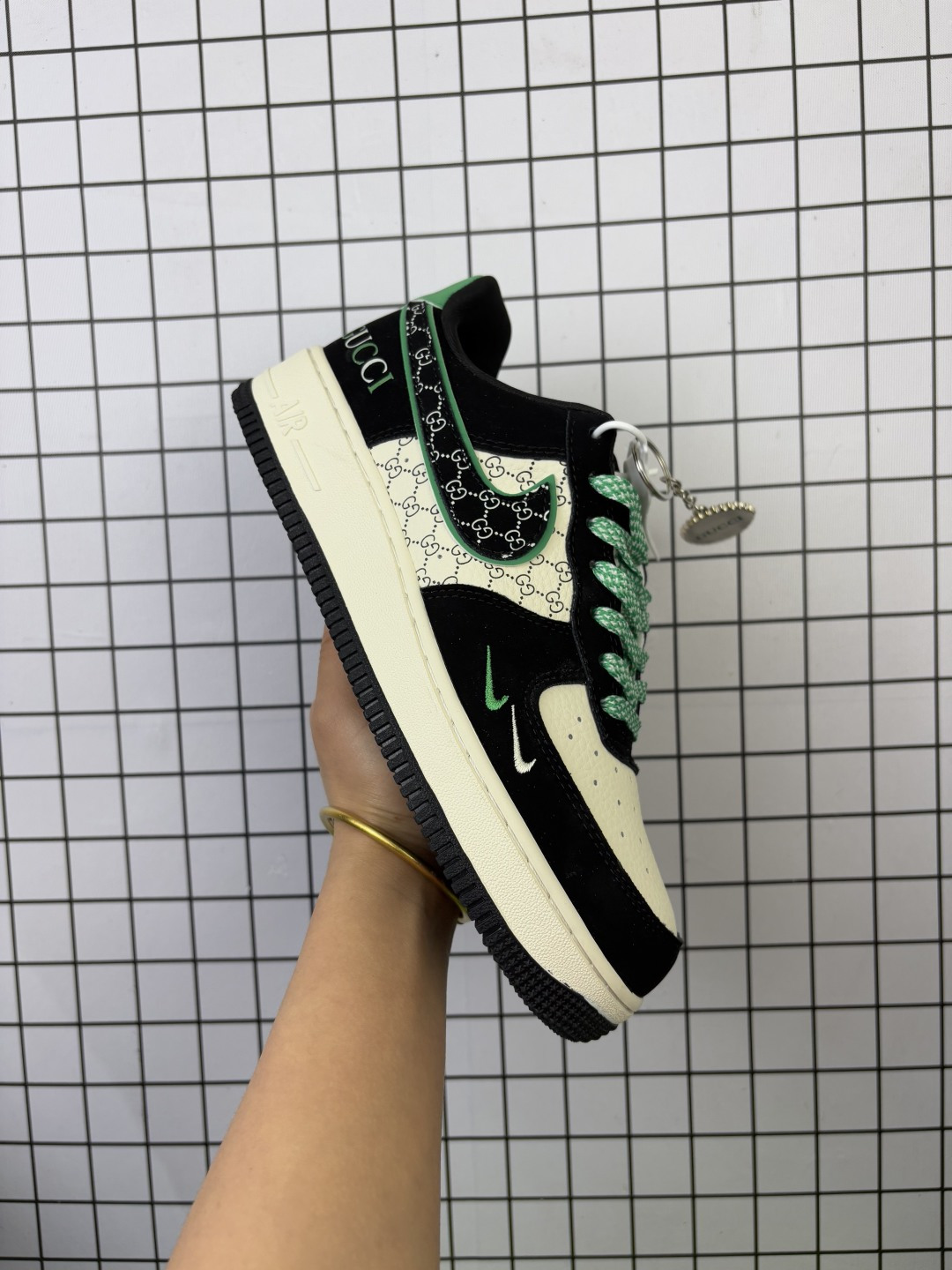 💰220
Nike/耐克 男女鞋真标半码制,升级原楦原纸版数据开发,采用硬质牛巴磨砂革鞋面材质,原楦开发版型纸版,内置全掌Air Sole气垫❗️创意定制配色,联乘意大利奢侈品牌-古驰Gucci Nike Air Force 1 Low"Esquisite Gucci"空军一号低帮经典百搭休闲运动板鞋“ KJ1688-024
类型:男女鞋
码数:36 36.5 37.5 38 38.5 39 40 40.5 41 42 42.5 43 44 45
编码719