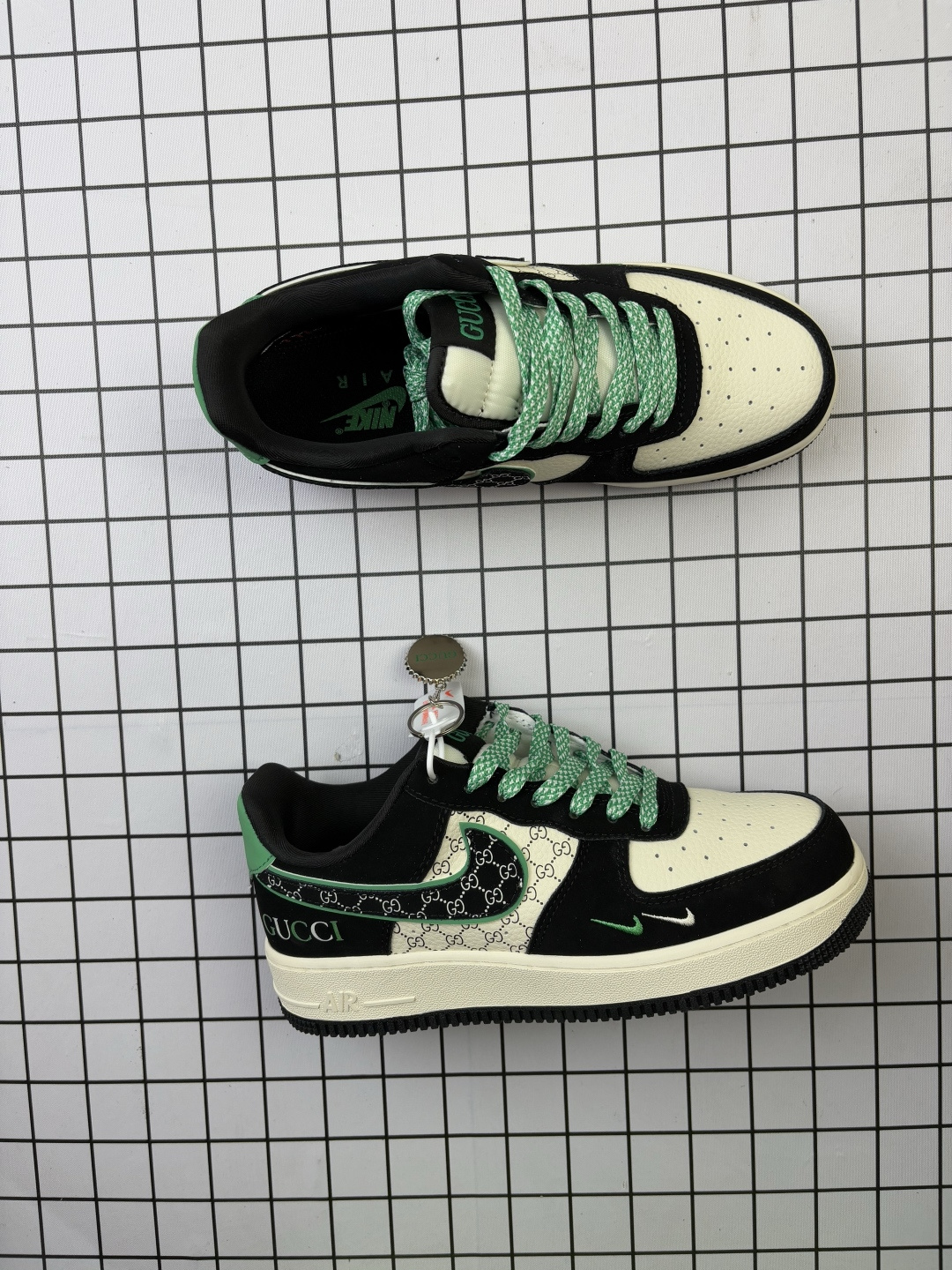 💰220
Nike/耐克 男女鞋真标半码制,升级原楦原纸版数据开发,采用硬质牛巴磨砂革鞋面材质,原楦开发版型纸版,内置全掌Air Sole气垫❗️创意定制配色,联乘意大利奢侈品牌-古驰Gucci Nike Air Force 1 Low"Esquisite Gucci"空军一号低帮经典百搭休闲运动板鞋“ KJ1688-024
类型:男女鞋
码数:36 36.5 37.5 38 38.5 39 40 40.5 41 42 42.5 43 44 45
编码719