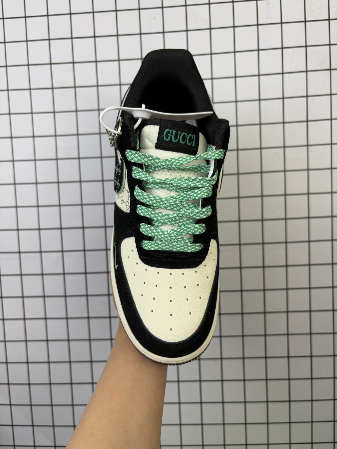 💰220
Nike/耐克 男女鞋真标半码制,升级原楦原纸版数据开发,采用硬质牛巴磨砂革鞋面材质,原楦开发版型纸版,内置全掌Air Sole气垫❗️创意定制配色,联乘意大利奢侈品牌-古驰Gucci Nike Air Force 1 Low"Esquisite Gucci"空军一号低帮经典百搭休闲运动板鞋“ KJ1688-024
类型:男女鞋
码数:36 36.5 37.5 38 38.5 39 40 40.5 41 42 42.5 43 44 45
编码719