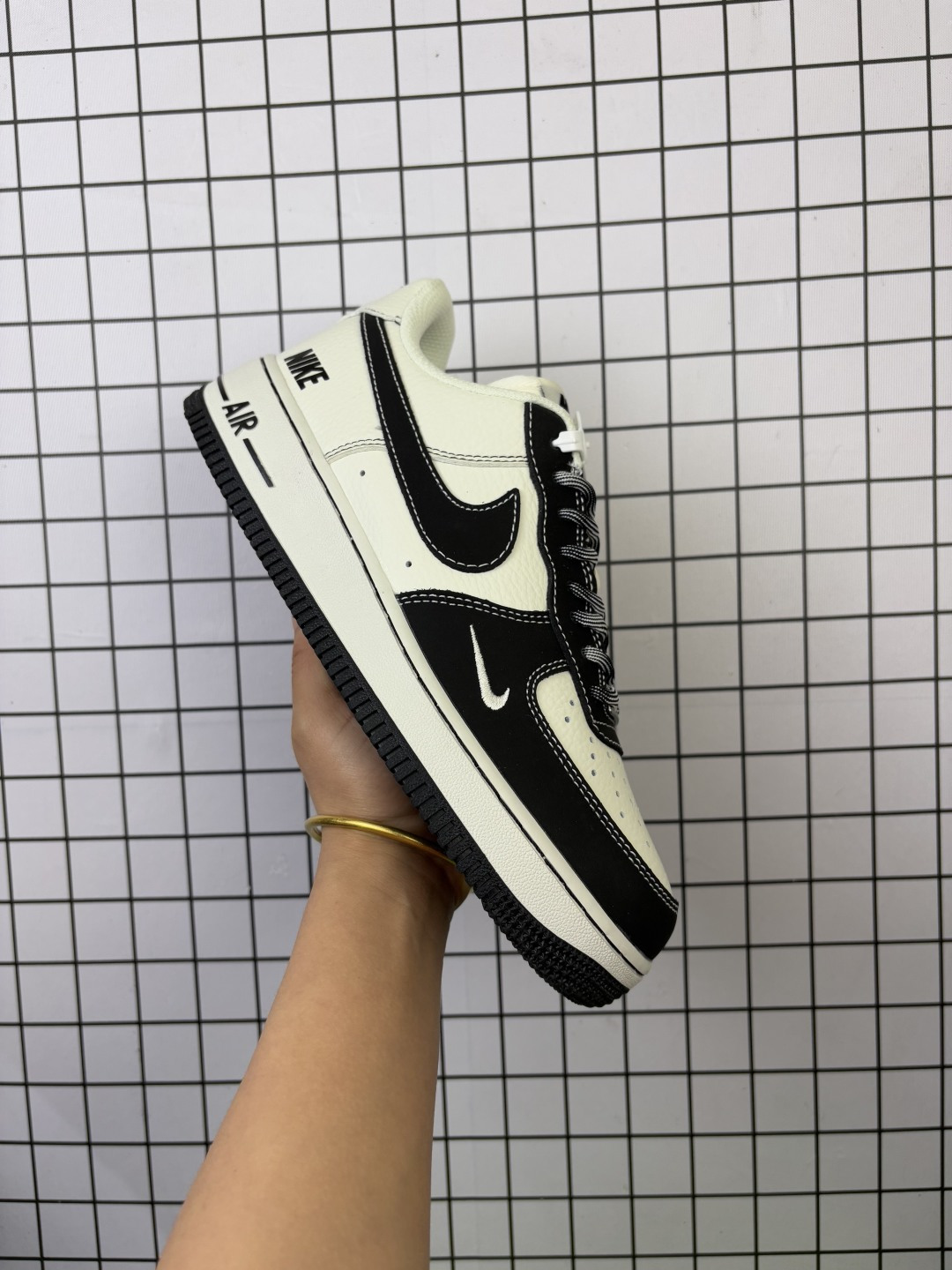 💰220
Nike/耐克 男女鞋真标半码制,升级原楦原纸版数据开发,采用硬质牛巴磨砂革鞋面材质,原楦开发版型纸版,内置全掌Air Sole气垫❗️创意定制配色,联乘意大利奢侈品牌-古驰Gucci Nike Air Force 1 Low"Esquisite Gucci"空军一号低帮经典百搭休闲运动板鞋“ KJ1688-024
类型:男女鞋
码数:36 36.5 37.5 38 38.5 39 40 40.5 41 42 42.5 43 44 45
编码719