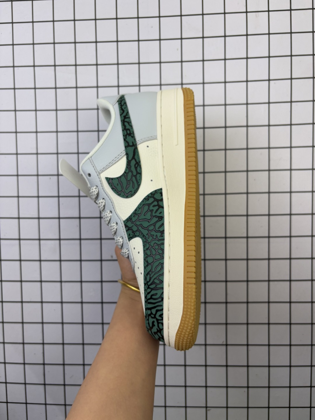 Nike/耐克 男女鞋真标半码制,原楦原纸版数据开发版型,采用固色猪巴革鞋面材质,内置全掌Air Sole气垫❗创意定制配色,法国顶级高奢品牌·路易威登Louis Vuitton x Nike Air Force 1 07 LV8 Low"LV"空军一号经典百搭休闲运动板鞋“ ZH2598-307 类型:男女鞋