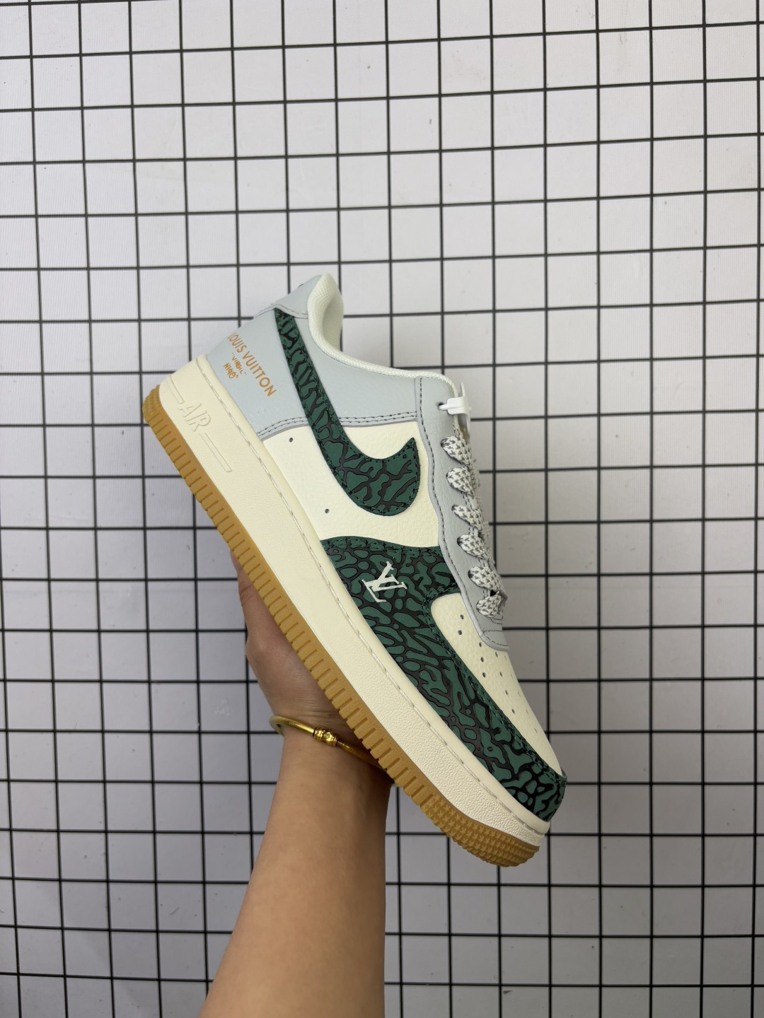 Nike/耐克 男女鞋真标半码制,原楦原纸版数据开发版型,采用固色猪巴革鞋面材质,内置全掌Air Sole气垫❗创意定制配色,法国顶级高奢品牌·路易威登Louis Vuitton x Nike Air Force 1 07 LV8 Low"LV"空军一号经典百搭休闲运动板鞋“ ZH2598-307 类型:男女鞋