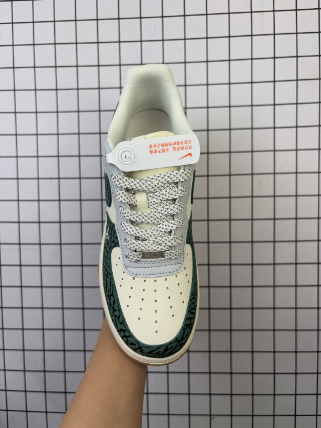 Nike/耐克 男女鞋真标半码制,原楦原纸版数据开发版型,采用固色猪巴革鞋面材质,内置全掌Air Sole气垫❗创意定制配色,法国顶级高奢品牌·路易威登Louis Vuitton x Nike Air Force 1 07 LV8 Low"LV"空军一号经典百搭休闲运动板鞋“ ZH2598-307 类型:男女鞋