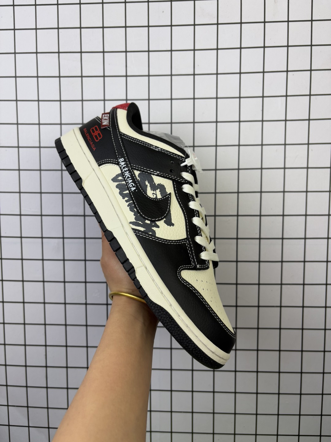 Nike/耐克 巴黎世家联名 男女鞋真标半码制,全新更新数据窄楦翘头版型,采用粒面牛剖革鞋面材质,缜密拉帮中底布,鞋垫嵌EVA缓震物料及背胶,全新窄版翘头耐磨橡胶大底❗️创意定制联名配色,法国高端奢侈品牌-巴黎世家BALENCIAGA x Nike By You SB Dunk Low Retro SP扣篮系列低帮休闲运动滑板板鞋 DS6608-016 类型:男女鞋 编码:719