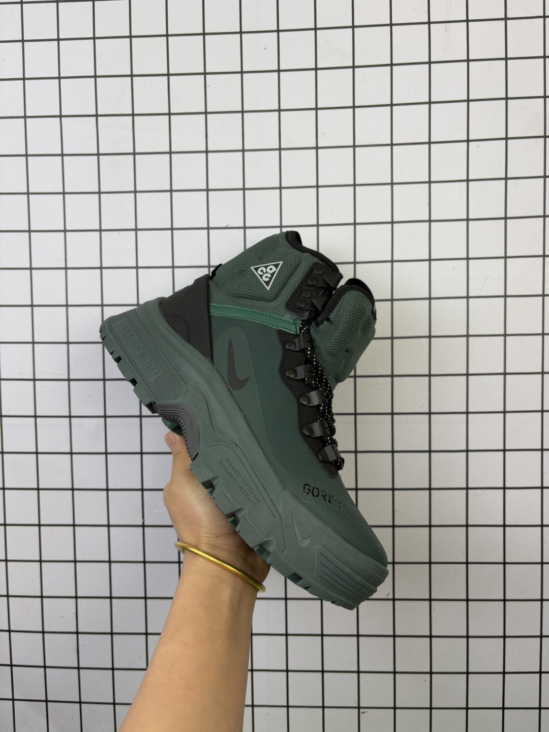 💰180
【公司级】Nike/耐克 Nike ACG 亮相 Air Zoom Gaiadome GORE-TEX 越野鞋 户外高帮靴子 新配色  Air Zoom Gaiadome GORE-TEX 与 Zoom Gaiadome FlyEase 非常相似，以更轻便的简约设计呈现，同时具备相当坚固的构造。其脚踝鞋领搭载柔软枕头状衬垫，取代了最初的合成层和拉链，而鞋舌通过相同的涂层材料向下延伸，包裹有经久耐用的 GORE-TEX 材料。越野靴的每一处细节都值得玩味。其中绳索鞋带穿过金属钩眼，鞋舌和脚踝处添加有拉环，而在脚趾、鞋舌、外侧、脚踝和脚后跟部位，则饰有品牌图案，搭配横跨鞋跟的 “TRAIL FRAME” 字样。此外，分体式 Air Zoom 中底堆叠在匹配的外底上，印有 “Designed, tested and made on planet earth” 标语。

类型：男女鞋
货号：DD2858
码数：36-47
编码：698