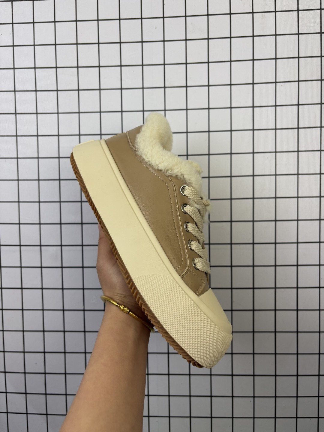 💰170
公司级✅GG-CC赵露思同款 广东大厂出品
6CM增厚 2024夏季透气皮面老爹鞋系列
时髦look轻松定格
不费力展现率性氛围
酷帅机能风不规则设计
6cm增高厚底 大长腿既视感轻松拿捏
官方货号: G23Y69062722
尺码:35 36 37 38 39 40
编码旭D