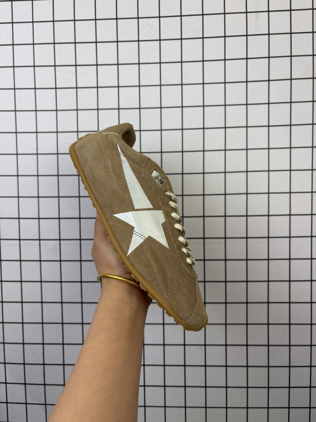 🈴💰300
【公司级】Golden Goose Deluxe Brand SStar星星✨鞋,来自意大利GGDB脏出天际的小脏鞋 潮复古板鞋,宋仲基欧巴各种剧照上脚~日常上脚~纯正的意大利全进口小羊皮纯手工做旧处理 内里鞋垫全部都是小羊皮包裹 绝佳的上脚体验各种形态均可轻松驾驭360度无死角轻松驾驭。GGDB小脏鞋,秋冬新款 这是一双复古做旧风格的小脏鞋,Golden Goose#GGDB#手工打造、每一双都是独一无二的与众不同,潮圈、明星、达人、网红纷纷爱上,百搭上脚效果特好。
尺码: 35-40
编码:旭D