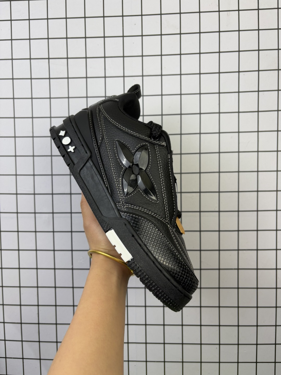 💰140
LV Skate Sneaker 路易威登 2025年新款运动板鞋 蛇年限定 春夏秀场初次亮相,此次以粒面牛皮革焕新呈现。加垫鞋领和鞋舌援引滑板鞋设计,科技鞋带和橡胶外底完善整体。粒面牛皮革拼接鞋面,橡胶外底,鞋舌和鞋底 后部饰有 LV 标识。
尺码:39-45
编码699