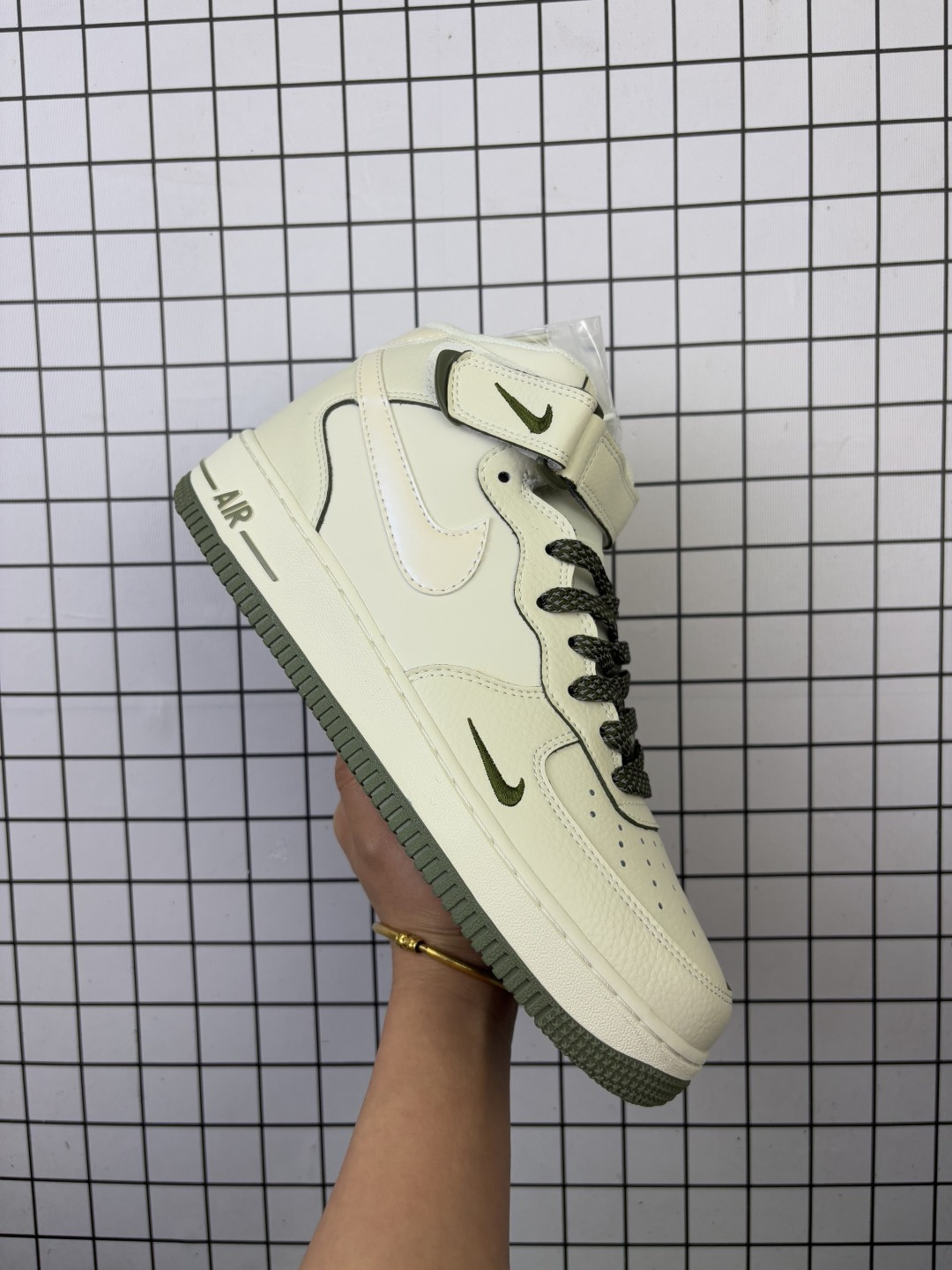 小红书爆款 官方同步ID定制 原装版本 Nike Air Force 1 MID '07 “绿珠光”小勾空军一号中帮休闲板鞋 3M反光 定制皮料 原楦原纸板 纯正版型 清洁度完美 内置全掌气垫 货号:SG2356-805