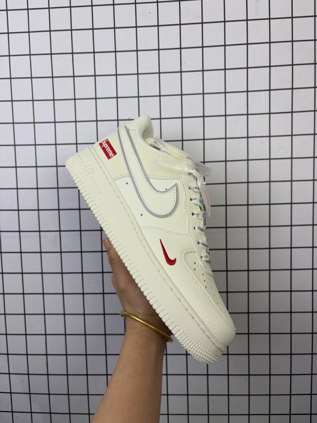 💰230
Nike Air Force 1'07 Low Supreme联名 米白小红勾 空军一号低帮休闲板鞋 CS5288-052
#原楦头原纸板 原装鞋盒 定制五金配件 内置全掌气垫 原厂鞋底
尺码：36 36.5 37.5 38 38.5 39 40 40.5 41 42 42.5 43 44 44.5 45