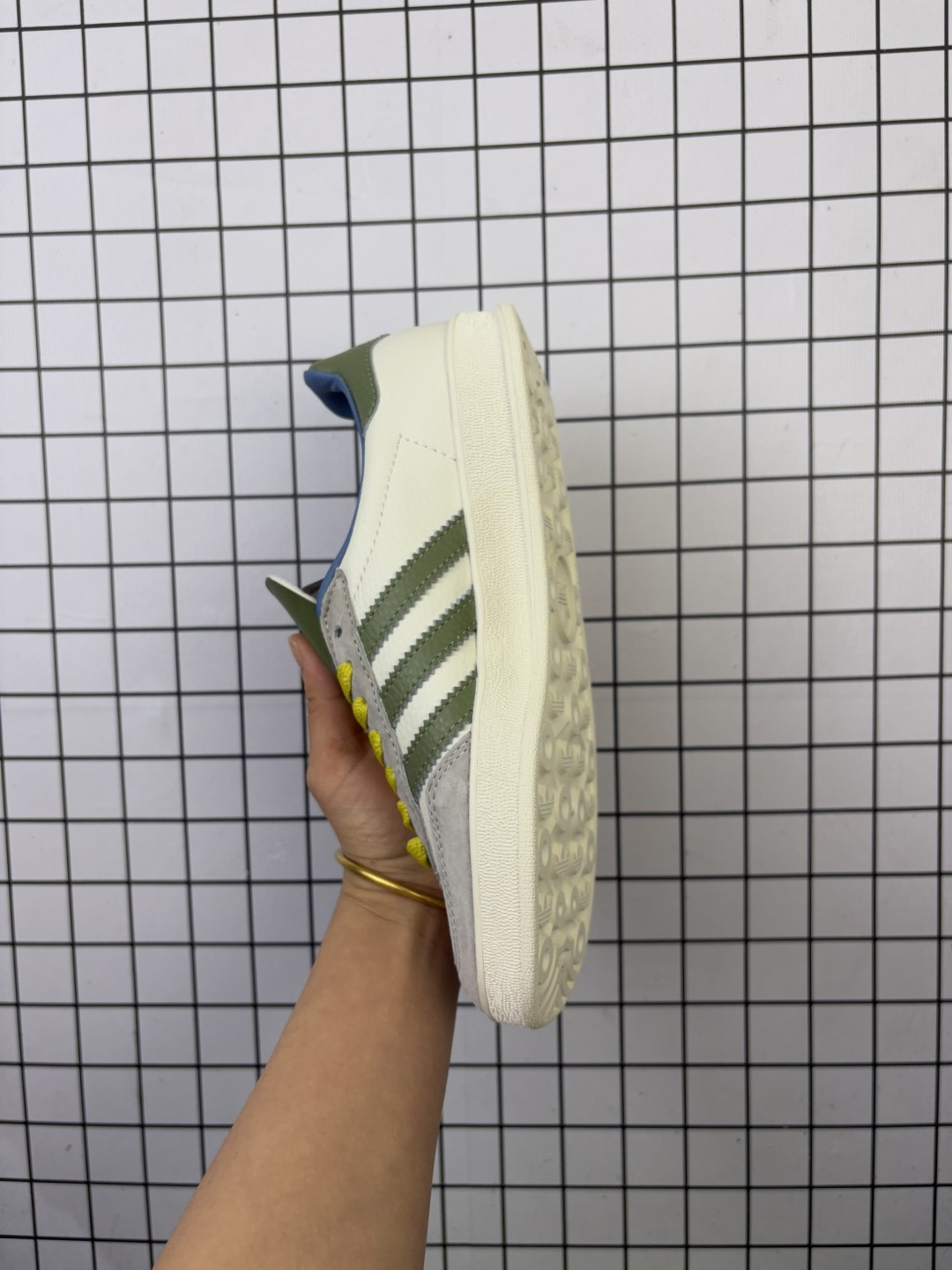 💰 120
✅AD Gazelle Indoor Trainers 古驰联名—抹茶绿
原厂定制长毛翻毛皮组合环保纤维革鞋面材质
内置环保海玻璃鞋垫 外置RB橡胶大底 产品品控稳定性领先行业 原厂全套原楦原纸板冲刀磨具开发 原厂皮料加持 原厂港宝加持定型后跟R度完美
将复古进行到底 简约流畅 羚羊内训系列低帮复古百搭休闲运动德训风板鞋 90年代经典的复刻版!
货号:DD6607
尺码:36 36.5 37 38 38.5 39 40 40.5 41 42 42.5 43 44 44.5 45 46
编码:旭D