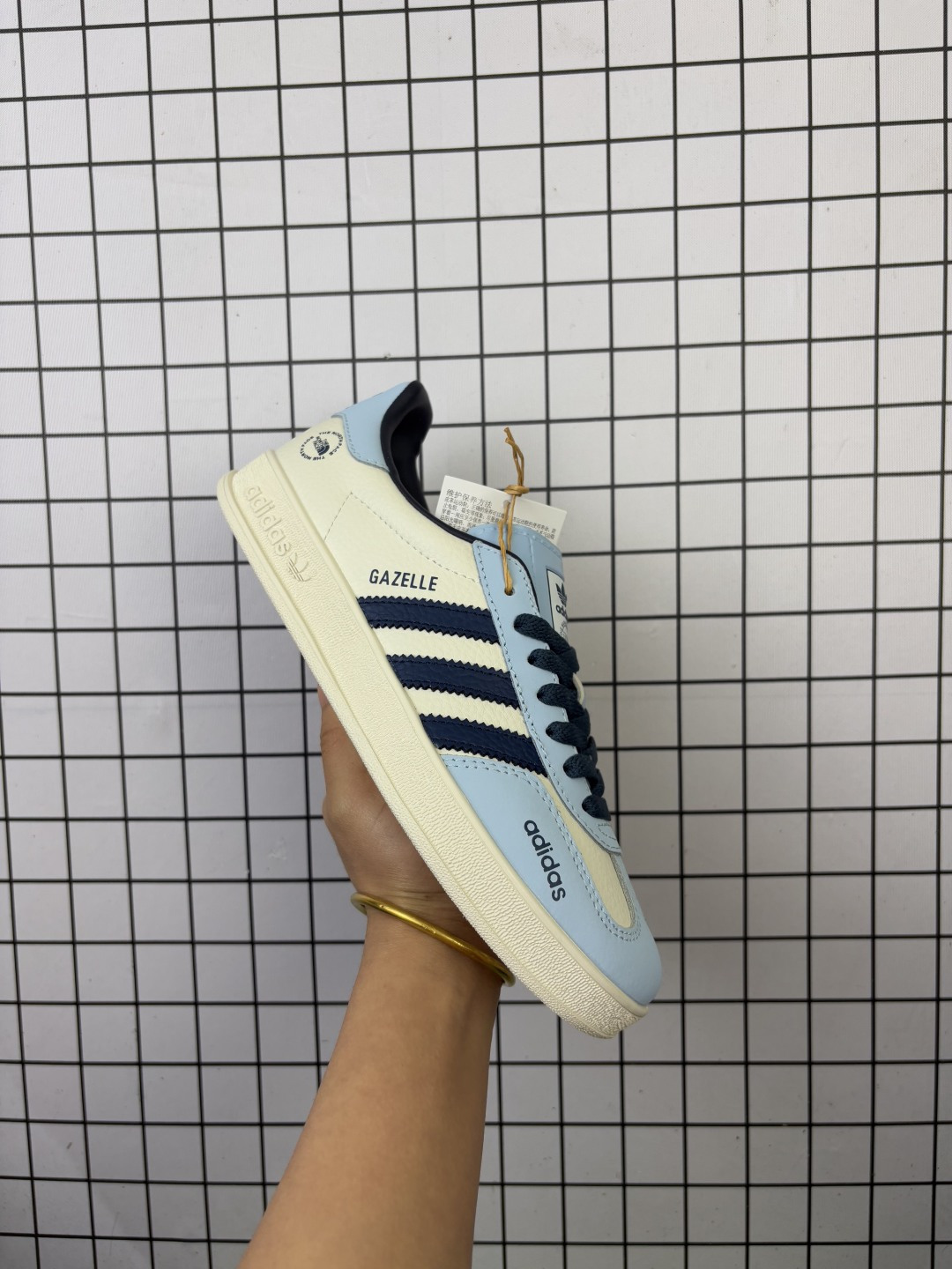 💰 120
✅AD Gazelle Indoor Trainers 古驰联名—抹茶绿
原厂定制长毛翻毛皮组合环保纤维革鞋面材质
内置环保海玻璃鞋垫 外置RB橡胶大底 产品品控稳定性领先行业 原厂全套原楦原纸板冲刀磨具开发 原厂皮料加持 原厂港宝加持定型后跟R度完美
将复古进行到底 简约流畅 羚羊内训系列低帮复古百搭休闲运动德训风板鞋 90年代经典的复刻版!
货号:DD6607
尺码:36 36.5 37 38 38.5 39 40 40.5 41 42 42.5 43 44 44.5 45 46
编码:旭D