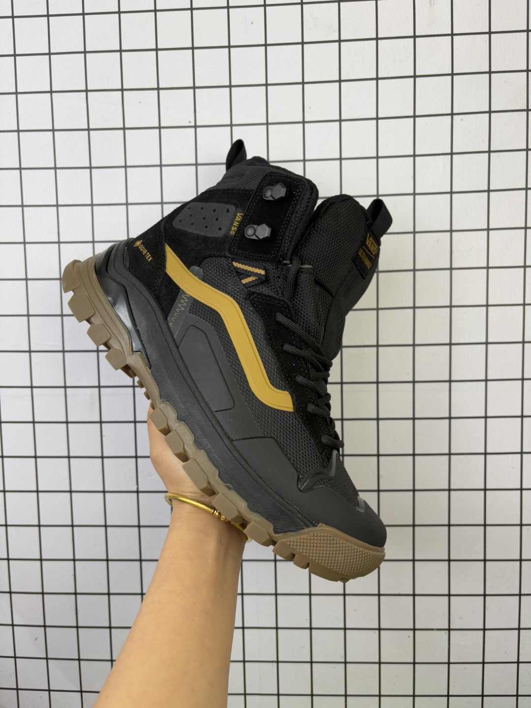 🈴💰260 公司级✅Vans UtraRange 系列 Exo Hi Gore-tex Mte-了高帮 户外功能鞋 男女同款 鞋头设计包衷性鞋头设计，修饰版型有效防撞 鞋跟设计简约舒适，方便穿脱。 鞋底设计耐磨性强，稳定性高。抓地更牢，不易打洞 UItraRange Exo Hi Gore-Tex MTE-了型号的全新结构是完全独特的，它基于多年来完善的滑雪板靴，并在设计时考虑到了探险。这些高科技靴子采用防水 MTE-了 GORE-TEX 包、MTE-3 3M Thinsulate ™ 隔热包以防止寒冷，以及适用于所有天气条件的 UItraRange EXO MTE-3 All-Trac ™ 橡胶外底。 尺码:37 38 38.5 39 40 40.5 41 42 42.5 43 44 45 46 47 编码旭D