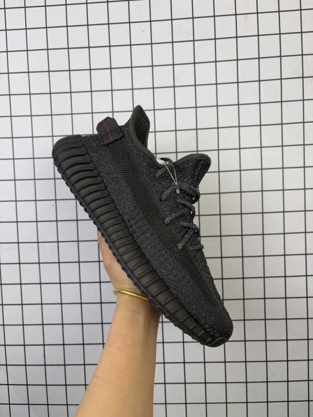 💰100 采用巴斯夫Boost爆米花缓震中底物料!!#采用原厂面机台Primeknit织法飞织鞋面材质#百宏原厂织带及高士原厂马克线#原数据开发大底半透明RB组合巴斯夫满钉大底❗联乘坎耶·维斯特-侃爷/Kanye West x Adidas Yeezy Boost 350 V2"Triple White"椰子系列低帮飞织袜套式百搭轻便爆米花休闲运动慢跑鞋HS“黑满天星”FU9007 尺码：36 36⅔ 37⅓ 38 38⅔ 39⅓ 40 40⅔ 41⅓ 42 42⅔ 43⅓ 44 44⅔ 45 46 47⅔ 48 纯白 Yeezy 350 Boost V2 “Triple White” 是街头出镜率最高的配色之一，在今年夏天之际，这双高级小白鞋的再次发售确实让人欣喜。整体的纯白色虽然不耐脏，但超高的颜值依旧让人无法拒绝，这双 Yeezy 350 Boost V2 “Triple White” 以全白贯穿，乳白色的外底搭配白色的 Primeknit 编织鞋面。后跟鞋提和鞋身的油漆条装饰依然存在，这些细节并没有丢失在纯白的清爽氛围之中 编码57