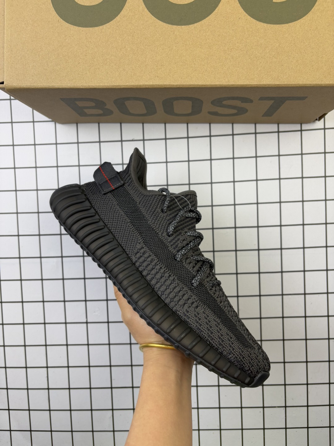 🈴💰100 采用巴斯夫Boost爆米花缓震中底物料!!#采用原厂面机台Primeknit织法飞织鞋面材质#百宏原厂织带及高士原厂马克线#原数据开发大底半透明RB组合巴斯夫满钉大底❗联乘坎耶·维斯特-侃爷/Kanye West x Adidas Yeezy Boost 350 V2"Triple White"椰子系列低帮飞织袜套式百搭轻便爆米花休闲运动慢跑鞋HS“黑满天星”FU9007 尺码：36 36⅔ 37⅓ 38 38⅔ 39⅓ 40 40⅔ 41⅓ 42 42⅔ 43⅓ 44 44⅔ 45 46 47⅔ 48 纯白 Yeezy 350 Boost V2 “Triple White” 是街头出镜率最高的配色之一，在今年夏天之际，这双高级小白鞋的再次发售确实让人欣喜。整体的纯白色虽然不耐脏，但超高的颜值依旧让人无法拒绝，这双 Yeezy 350 Boost V2 “Triple White” 以全白贯穿，乳白色的外底搭配白色的 Primeknit 编织鞋面。后跟鞋提和鞋身的油漆条装饰依然存在，这些细节并没有丢失在纯白的清爽氛围之中 编码57