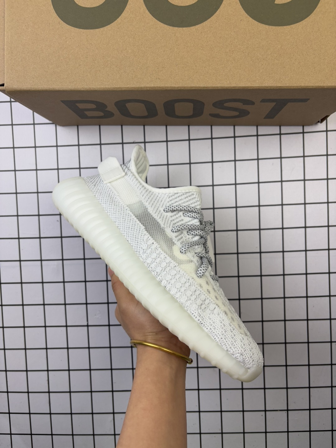 🈴💰100 采用巴斯夫Boost爆米花缓震中底物料!!#采用原厂面机台Primeknit织法飞织鞋面材质#百宏原厂织带及高士原厂马克线#原数据开发大底半透明RB组合巴斯夫满钉大底❗联乘坎耶·维斯特-侃爷/Kanye West x Adidas Yeezy Boost 350 V2"Triple White"椰子系列低帮飞织袜套式百搭轻便爆米花休闲运动慢跑鞋HS“黑满天星”FU9007 尺码：36 36⅔ 37⅓ 38 38⅔ 39⅓ 40 40⅔ 41⅓ 42 42⅔ 43⅓ 44 44⅔ 45 46 47⅔ 48 纯白 Yeezy 350 Boost V2 “Triple White” 是街头出镜率最高的配色之一，在今年夏天之际，这双高级小白鞋的再次发售确实让人欣喜。整体的纯白色虽然不耐脏，但超高的颜值依旧让人无法拒绝，这双 Yeezy 350 Boost V2 “Triple White” 以全白贯穿，乳白色的外底搭配白色的 Primeknit 编织鞋面。后跟鞋提和鞋身的油漆条装饰依然存在，这些细节并没有丢失在纯白的清爽氛围之中 编码57