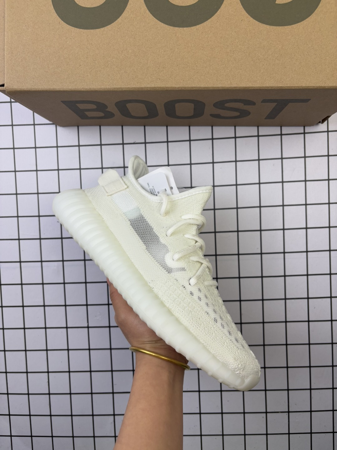 🈴💰100 采用巴斯夫Boost爆米花缓震中底物料!!#采用原厂面机台Primeknit织法飞织鞋面材质#百宏原厂织带及高士原厂马克线#原数据开发大底半透明RB组合巴斯夫满钉大底❗联乘坎耶·维斯特-侃爷/Kanye West x Adidas Yeezy Boost 350 V2"Triple White"椰子系列低帮飞织袜套式百搭轻便爆米花休闲运动慢跑鞋HS“黑满天星”FU9007 尺码：36 36⅔ 37⅓ 38 38⅔ 39⅓ 40 40⅔ 41⅓ 42 42⅔ 43⅓ 44 44⅔ 45 46 47⅔ 48 纯白 Yeezy 350 Boost V2 “Triple White” 是街头出镜率最高的配色之一，在今年夏天之际，这双高级小白鞋的再次发售确实让人欣喜。整体的纯白色虽然不耐脏，但超高的颜值依旧让人无法拒绝，这双 Yeezy 350 Boost V2 “Triple White” 以全白贯穿，乳白色的外底搭配白色的 Primeknit 编织鞋面。后跟鞋提和鞋身的油漆条装饰依然存在，这些细节并没有丢失在纯白的清爽氛围之中 编码57