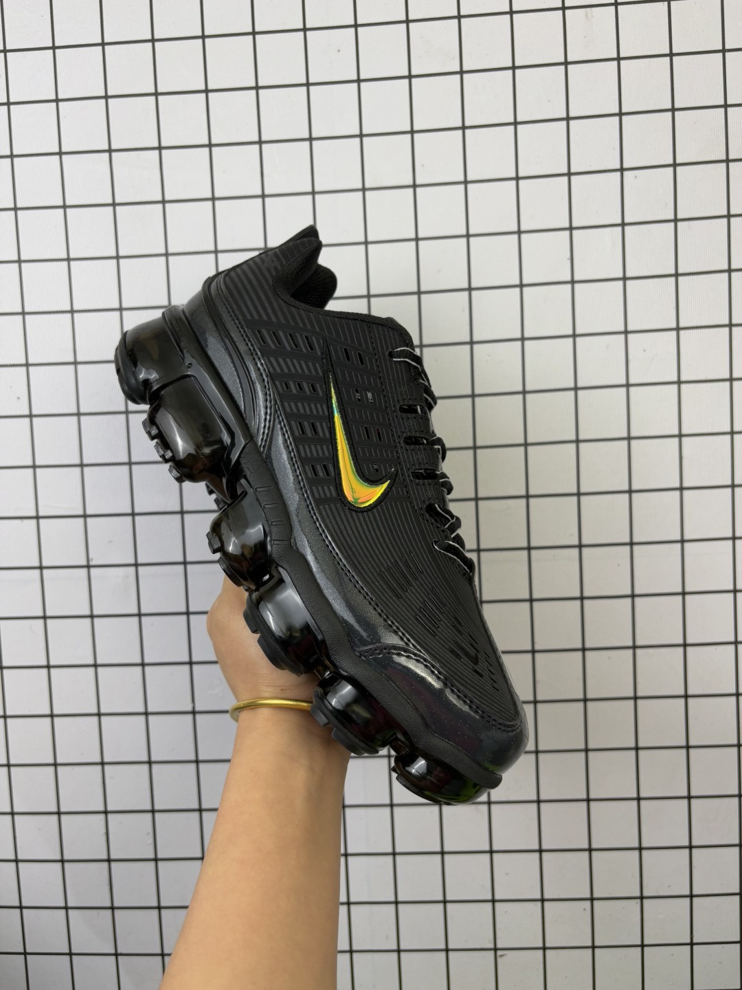 Nike/耐克 💯男鞋真标半码制,原楦原纸版开发,移膜漆皮革补强支撑鞋面,全掌气垫回弹大底❗两大气垫翘楚合体,耐克Nike Air VaporMax 360"Varsity/Blue/Black"VM360混合全掌气垫休闲运动慢跑鞋“天蓝黑磁灰变色龙钩子” 自问世以来颇受跑者与街头玩家青睐的 Nike Air VaporMax,迎来同经典 360 鞋款系列的融合新品! 同样来自 Nike Air Max 大气垫家族,诞生于 2006 年 Air Max 360 可算是里程碑一样的存在!搭载覆盖足底 360 度全方位的缓震体验,刷新了人们对 Nike 全掌气垫的固有印象,故因此得名 Air Max 360.如今作为全掌气垫的新一代翘楚,Nike Air VaporMax 将前辈的鞋身造型原汁原味带回,流畅鲜明的层次构建,复古与科幻感兼具! CK2718-001 类型:男女鞋 编码:699