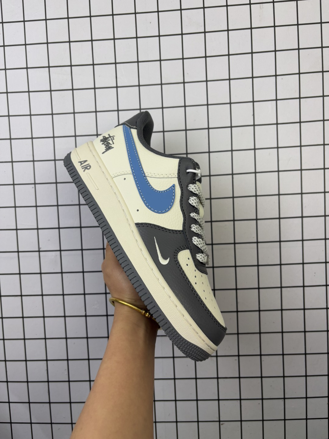 💰150
Nike/耐克 男女鞋真标半码制,原楦原纸版开发版型,采用软质荔枝纹牛剖革组合猪巴革鞋面材质鞋面,内置全掌Air Sole气垫❗美国元祖街头潮牌-斯图西Stussy x Nike Air Force 1´07 Low"Stussy"空军一号经典低帮百搭休闲运动板鞋“ XS1958-574
类型:男女鞋
码数:36 36.5 37.5 38 38.5 39 40 40.5 41 42 42.5 43 44 45
编码金