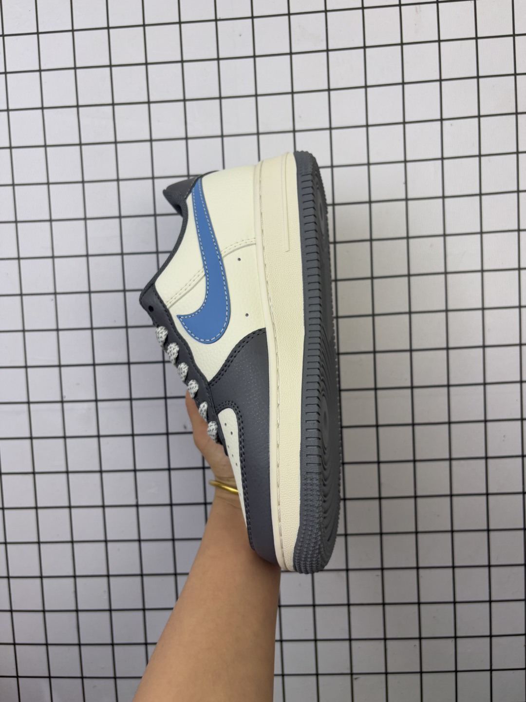 💰150
Nike/耐克 男女鞋真标半码制,原楦原纸版开发版型,采用软质荔枝纹牛剖革组合猪巴革鞋面材质鞋面,内置全掌Air Sole气垫❗美国元祖街头潮牌-斯图西Stussy x Nike Air Force 1´07 Low"Stussy"空军一号经典低帮百搭休闲运动板鞋“ XS1958-574
类型:男女鞋
码数:36 36.5 37.5 38 38.5 39 40 40.5 41 42 42.5 43 44 45
编码金