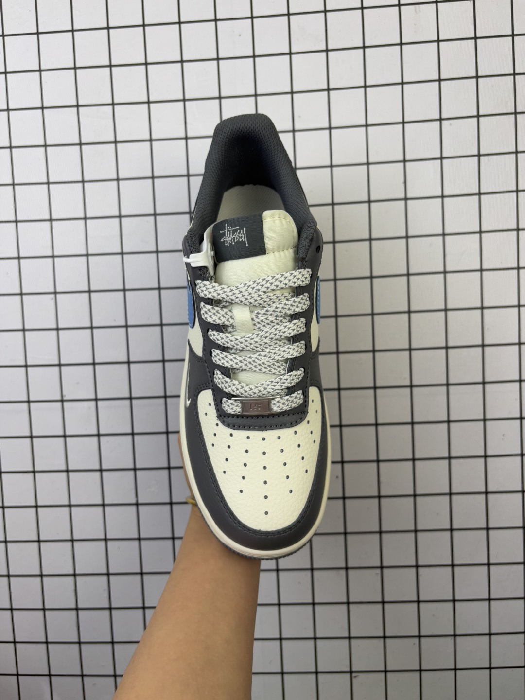 💰150
Nike/耐克 男女鞋真标半码制,原楦原纸版开发版型,采用软质荔枝纹牛剖革组合猪巴革鞋面材质鞋面,内置全掌Air Sole气垫❗美国元祖街头潮牌-斯图西Stussy x Nike Air Force 1´07 Low"Stussy"空军一号经典低帮百搭休闲运动板鞋“ XS1958-574
类型:男女鞋
码数:36 36.5 37.5 38 38.5 39 40 40.5 41 42 42.5 43 44 45
编码金