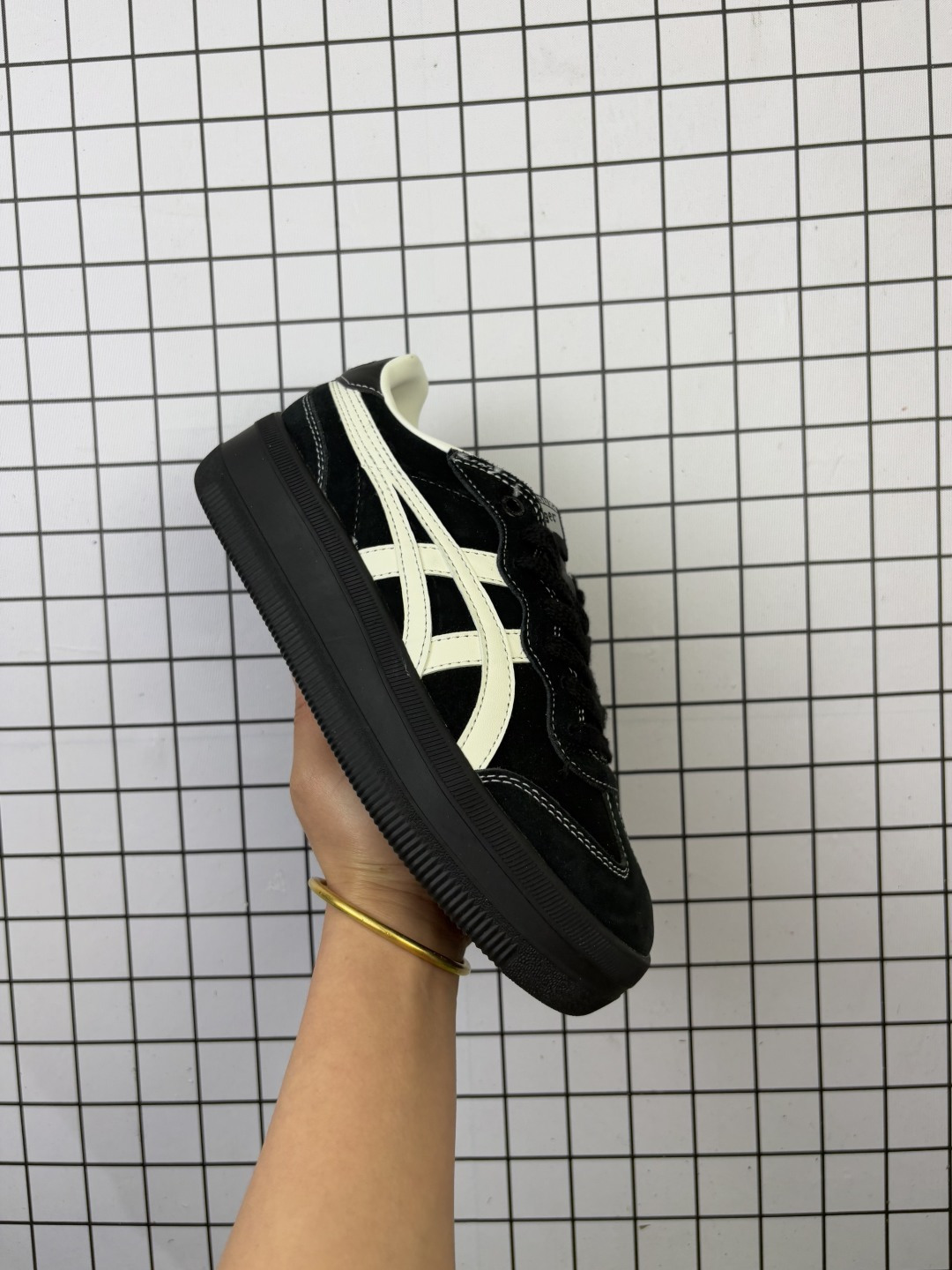 💰140
亚瑟士 Onitsuka Tiger TOKUTEN CHUNK 复古低帮休闲跑鞋 实拍首发👏 TOKUTEN的灵感来源于80年代的室内用鞋 T-TOE前足补强设计 室内鞋的橡胶大底元素复古经典 是TIGER拥趸追捧款鞋跟 鞋舌处印有鬼塚虎特有的品牌logo标志提升品牌的认知度 柔软内里材质 穿着更加舒适改良后的鞋底设计 更具防滑性  
尺码：35 36 37 38 39 40.5 41.5
编码771
