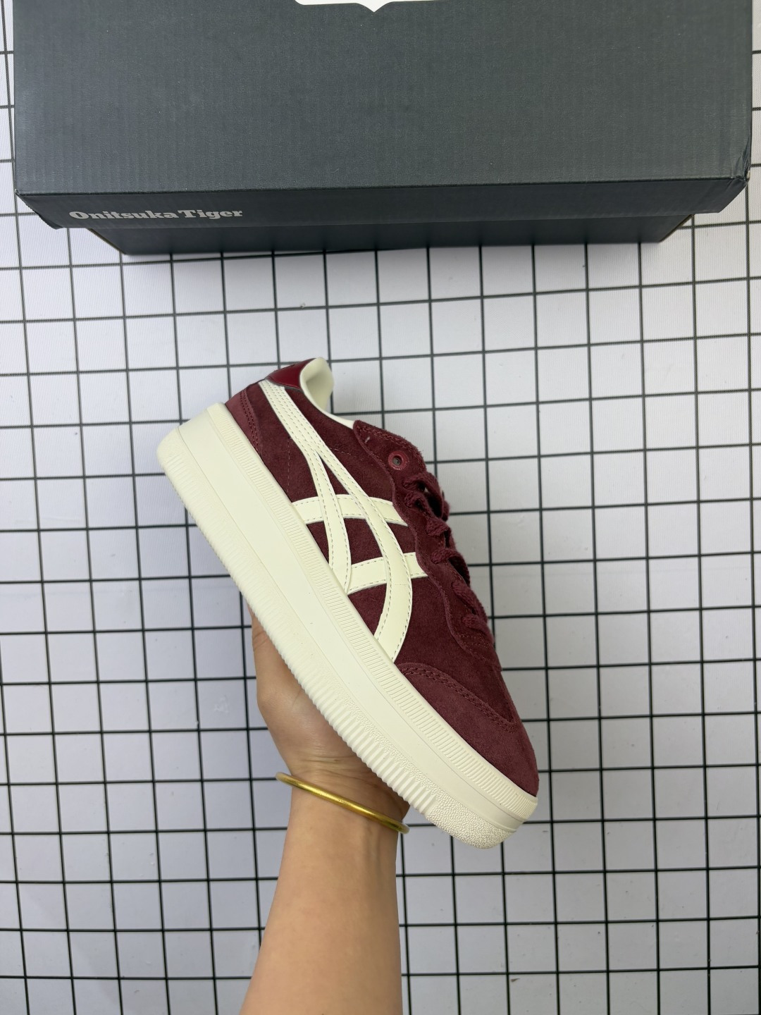 🈴💰140
亚瑟士 Onitsuka Tiger TOKUTEN CHUNK 复古低帮休闲跑鞋 实拍首发👏 TOKUTEN的灵感来源于80年代的室内用鞋 T-TOE前足补强设计 室内鞋的橡胶大底元素复古经典 是TIGER拥趸追捧款鞋跟 鞋舌处印有鬼塚虎特有的品牌logo标志提升品牌的认知度 柔软内里材质 穿着更加舒适改良后的鞋底设计 更具防滑性  
尺码：35 36 37 38 39 40.5 41.5
编码771