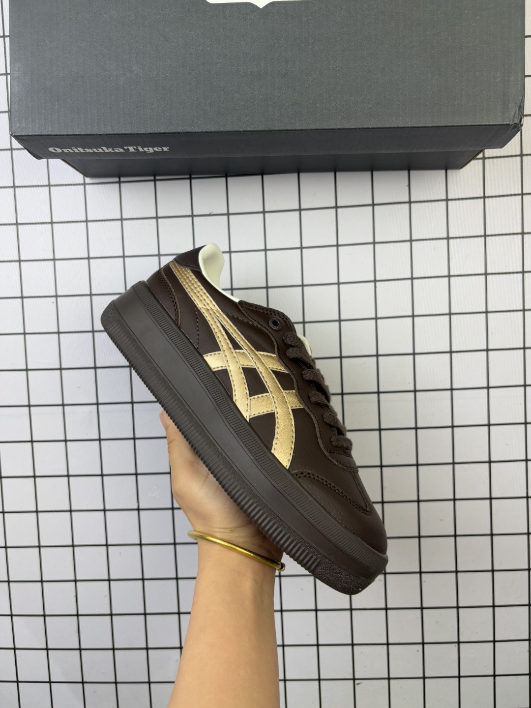 🈴💰140
亚瑟士 Onitsuka Tiger TOKUTEN CHUNK 复古低帮休闲跑鞋 实拍首发👏 TOKUTEN的灵感来源于80年代的室内用鞋 T-TOE前足补强设计 室内鞋的橡胶大底元素复古经典 是TIGER拥趸追捧款鞋跟 鞋舌处印有鬼塚虎特有的品牌logo标志提升品牌的认知度 柔软内里材质 穿着更加舒适改良后的鞋底设计 更具防滑性
尺码:35 36 37 38 39 40.5 41.5
编码771