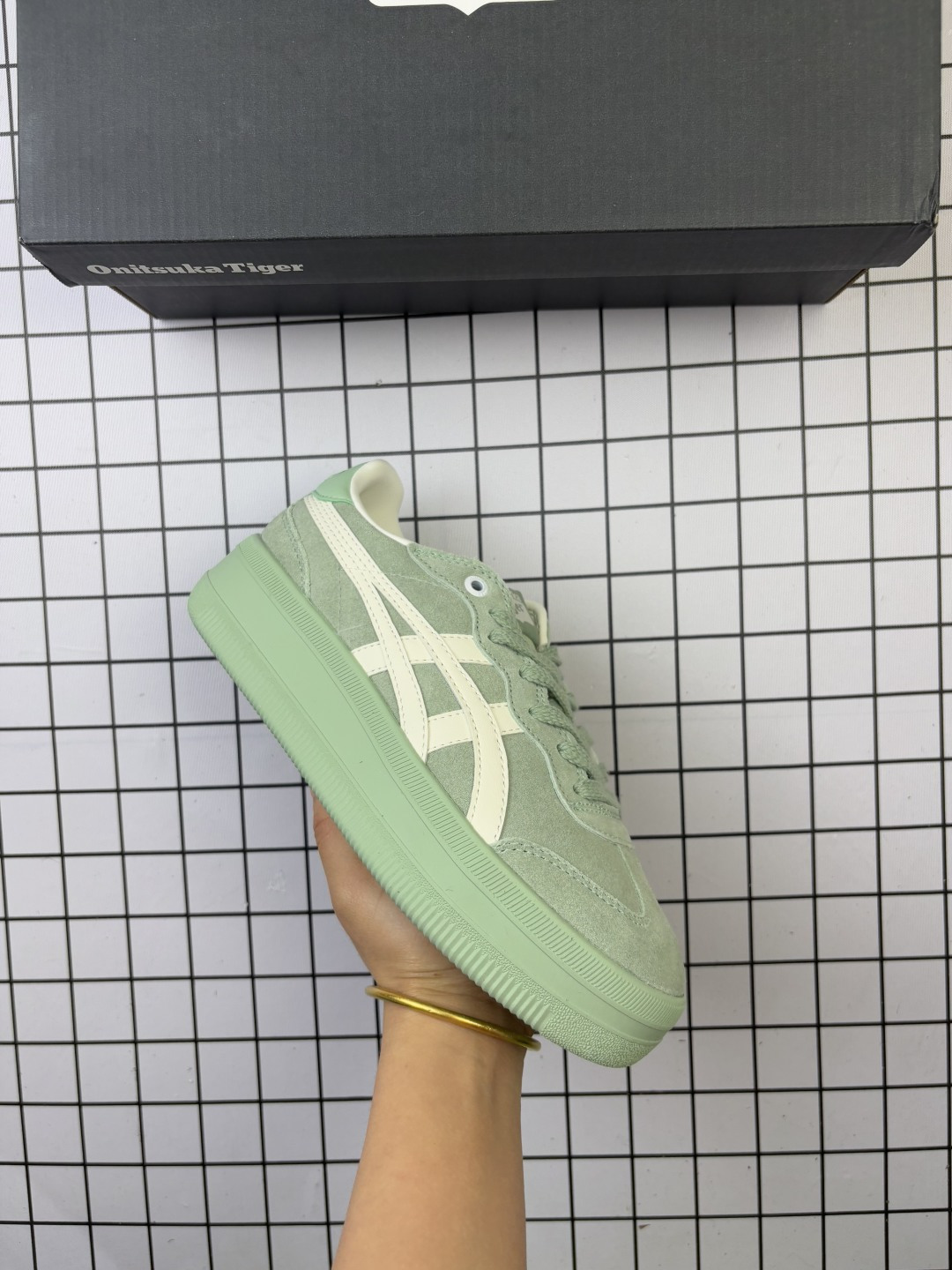 🈴💰140
亚瑟士 Onitsuka Tiger TOKUTEN CHUNK 复古低帮休闲跑鞋 实拍首发👏 TOKUTEN的灵感来源于80年代的室内用鞋 T-TOE前足补强设计 室内鞋的橡胶大底元素复古经典 是TIGER拥趸追捧款鞋跟 鞋舌处印有鬼塚虎特有的品牌logo标志提升品牌的认知度 柔软内里材质 穿着更加舒适改良后的鞋底设计 更具防滑性
尺码:35 36 37 38 39 40.5 41.5
编码771