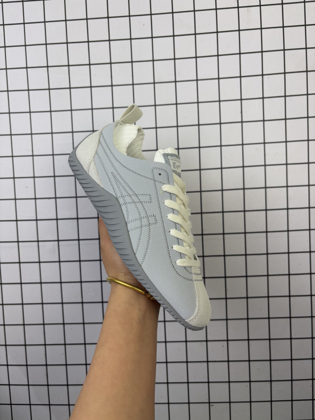 💰110
亚瑟士 ONITSUKA TIGER鬼塚虎 SCLAW 轻便舒适 防滑耐磨透气支撑 低帮 生活休闲鞋 男女同款,复古美学极简风格,配色独具个性又超级好看。鞋口织物收口,经典鞋袜一体,明线设计标志性 logo,太亮眼啦!整体采用织物和柔软皮革拼,时尚质感满满。关键是上脚舒服得不得了,巨好穿!不管是日常搭配还是运动,它都能完美胜任。别再犹豫,赶紧把它带回家!#鬼塚虎#明星同款 #舒适好穿 #夏日宝藏透气蓝球鞋 #夏日宝藏休闲老爹鞋#酷飒男女情侣款宝藏鞋。
货号:1183B969
编码:771
Size:36~45