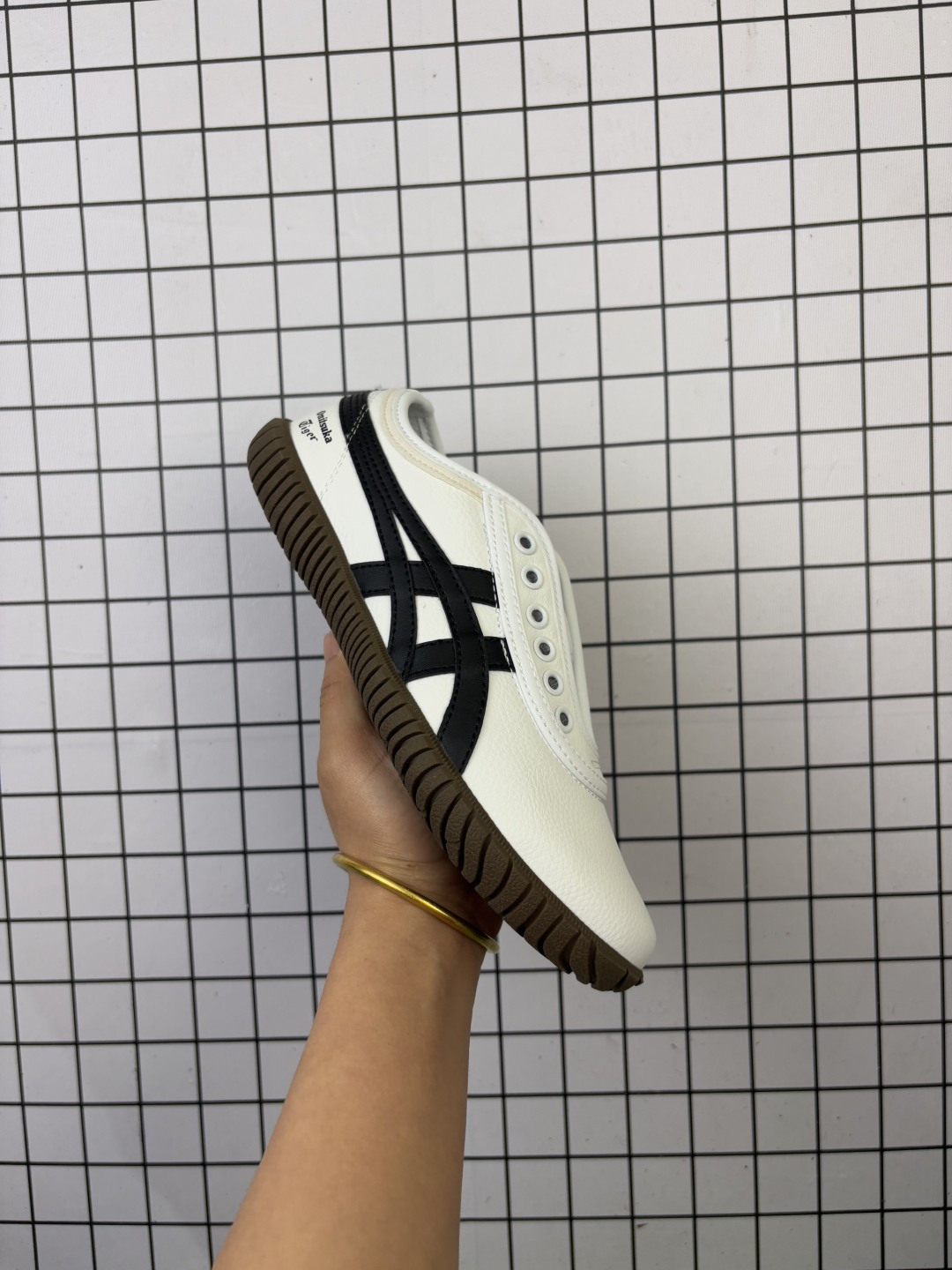 💰110
公司级✅Onitsuka tiger TSUNAHIKI SLIP-ON鬼冢虎百搭舒适耐磨低帮个性休闲鞋
复古运动休闲鞋
基于 1982年拔河比赛用鞋设计的男女同款休闲鞋
保留了包裹式外底的标志性设计
HEEL 处有金属品牌标识,配有 ORTHOLITE 鞋垫
兼具舒适与时尚
货号:1183C529-100
尺码:36 37 37.5 38 39 39.5 40.5 41 42 42.5 43.5 44 45
编码771