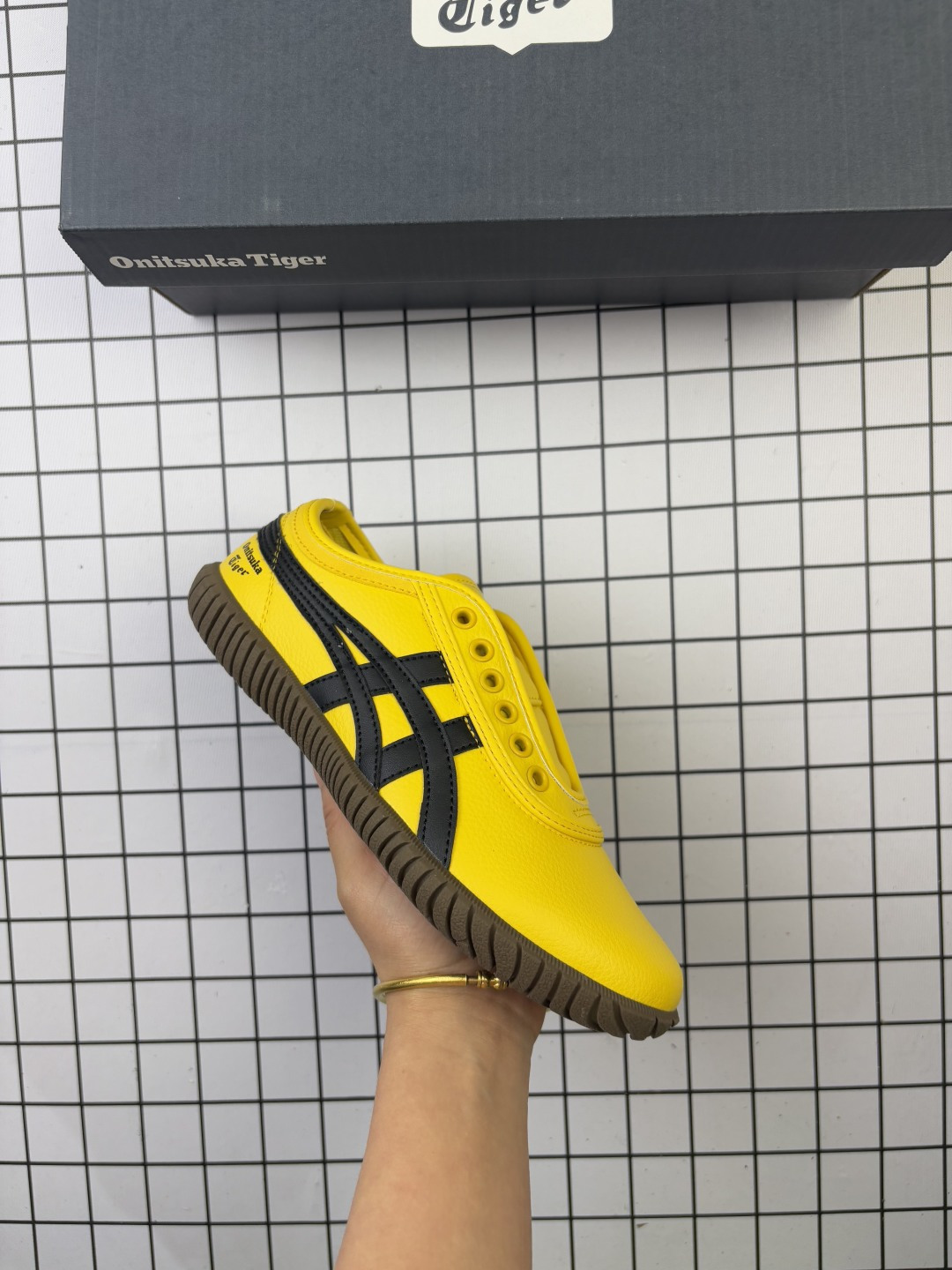🈴💰110
公司级✅Onitsuka tiger TSUNAHIKI SLIP-ON鬼冢虎百搭舒适耐磨低帮个性休闲鞋
复古运动休闲鞋
基于 1982年拔河比赛用鞋设计的男女同款休闲鞋
保留了包裹式外底的标志性设计
HEEL 处有金属品牌标识,配有 ORTHOLITE 鞋垫
兼具舒适与时尚
货号:1183C529-100
尺码:36 37 37.5 38 39 39.5 40.5 41 42 42.5 43.5 44 45
编码771