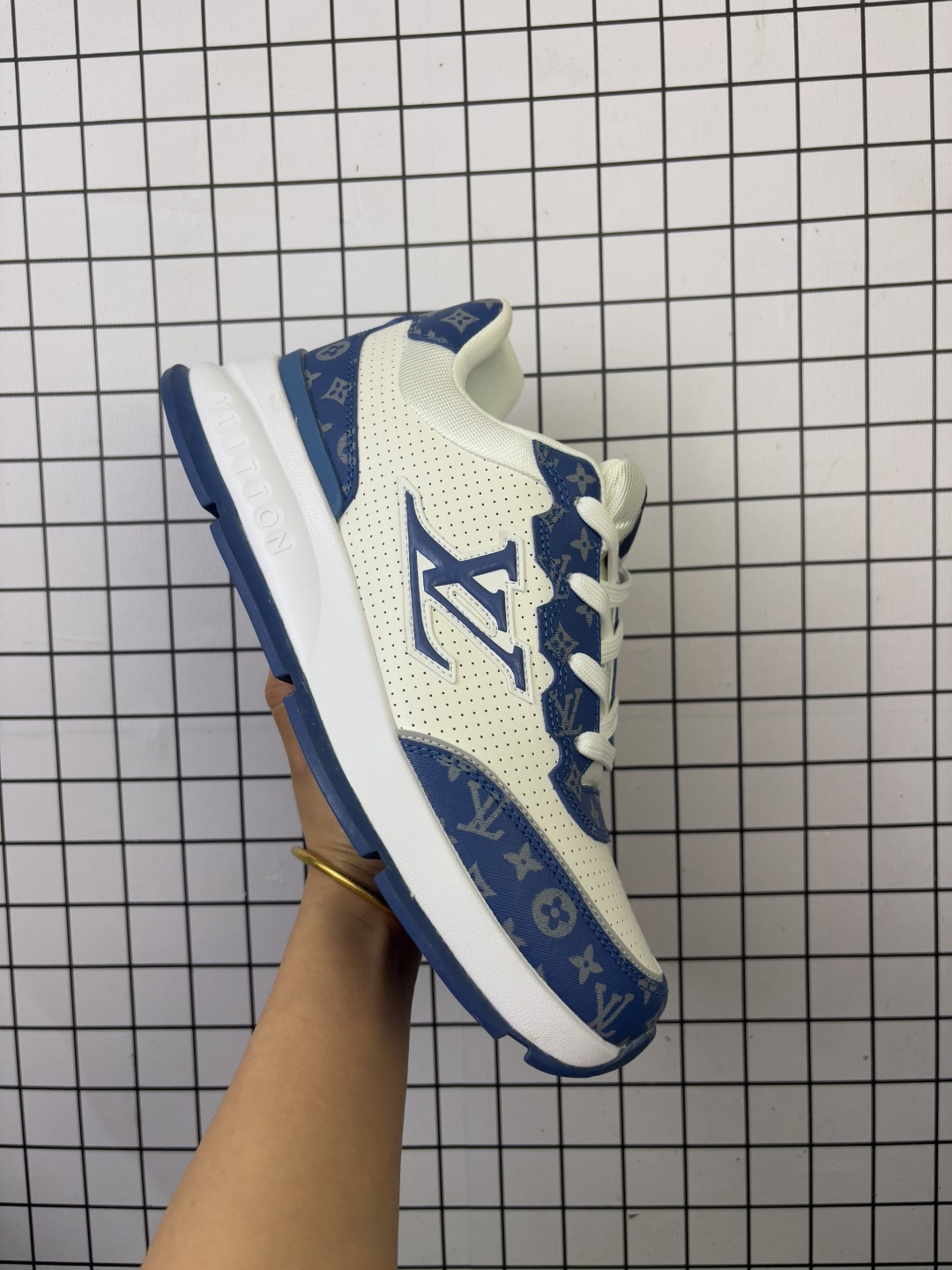 LV路易威登板鞋 小白鞋系列 舒适轻泡大底和百搭性霸屏整个时尚娱乐圈 细节调整完美主义 鞋面采用进口头层小牛皮 独家开模轻泡大底 侧边采用3D打印标志性Logo 尽显贵族时尚气息 台湾进口小牛皮挂皮内里 配带正品全套包装 全新LV路易威登Louis vuitton Trainer Sneaker Low 休闲运动文化百搭篮球板鞋 官方货号: MS1659 编码给L