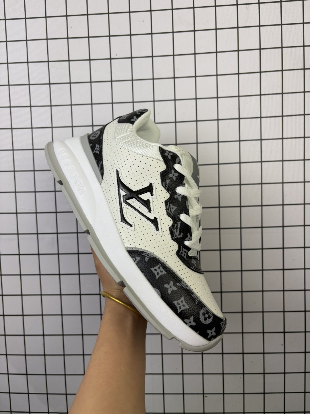 LV路易威登板鞋 小白鞋系列 舒适轻泡大底和百搭性霸屏整个时尚娱乐圈 细节调整完美主义 鞋面采用进口头层小牛皮 独家开模轻泡大底 侧边采用3D打印标志性Logo 尽显贵族时尚气息 台湾进口小牛皮挂皮内里 配带正品全套包装 全新LV路易威登Louis vuitton Trainer Sneaker Low 休闲运动文化百搭篮球板鞋 官方货号: MS1659 编码给L