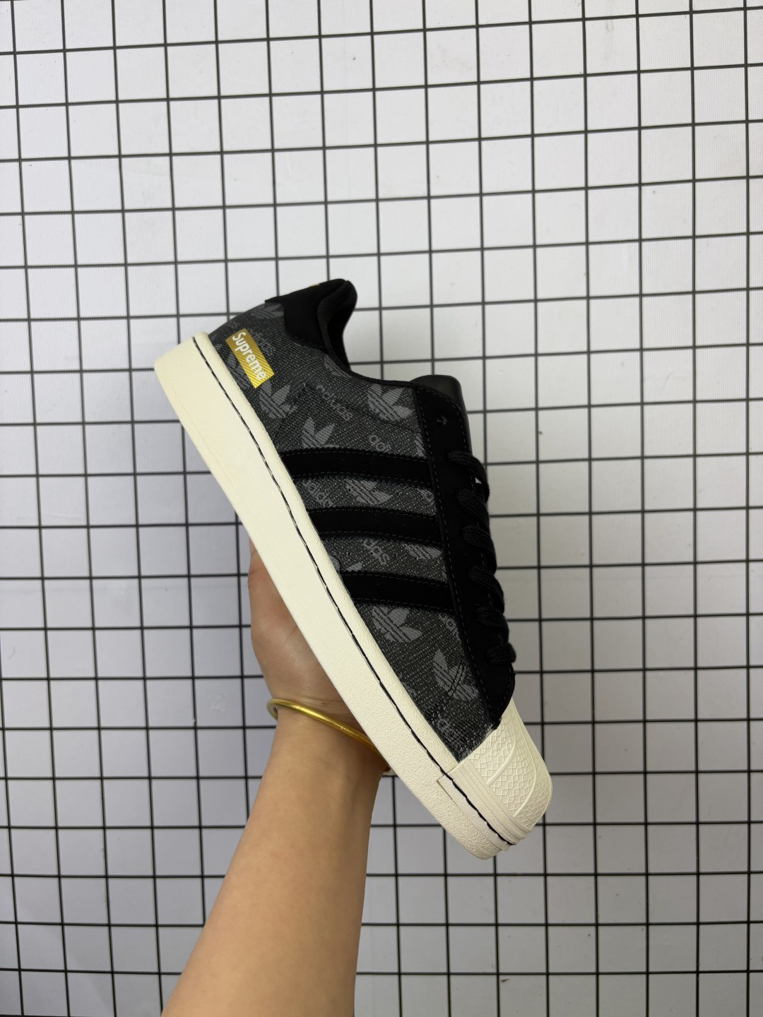 🈴💰110 阿迪达斯 ADIDAS SUPERSTAR 三叶草☘️经典贝壳头系列 新款休闲板鞋潮流男女士运动鞋 。鞋面柔软皮革材质 标志性的贝壳鞋头,锯齿三条纹,简约的线条。就连版型和比例,都在向1982年的鞋款致敬。可谓“形神兼备”的复刻。无论在哪,无论去哪,你或许都需要这样一双既舒适又时尚的鞋。1970年问世于篮球场的adidas Superstar,集舒适与时尚于一身。这款经典鞋,缀低调图案,灵感源自公共交通地图。设计简约,旨在伴你出行。心动不如行动,系好鞋带,出发吧。 Size:36~45半 编码青H