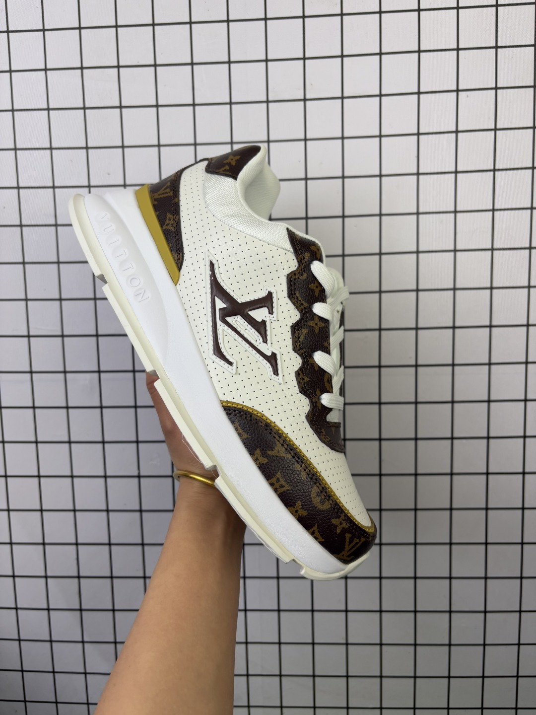 💰130
Louis Vuitton/路易威登鞋
配置厚实抽屉礼品鞋盒，采用荔枝纹二层牛剖革组合粒面牛剖革鞋面材质，鞋垫嵌入软脚感EVA物料，外置TPR光泽隔色鞋底 法国巴黎百年奢侈品牌LV路易威登Louis Vuitton Trainer Sneaker Low 运动系列低帮复古百搭休闲运动文化篮球板鞋
货号  MS1659
尺码 36-45 带半码
编码给L