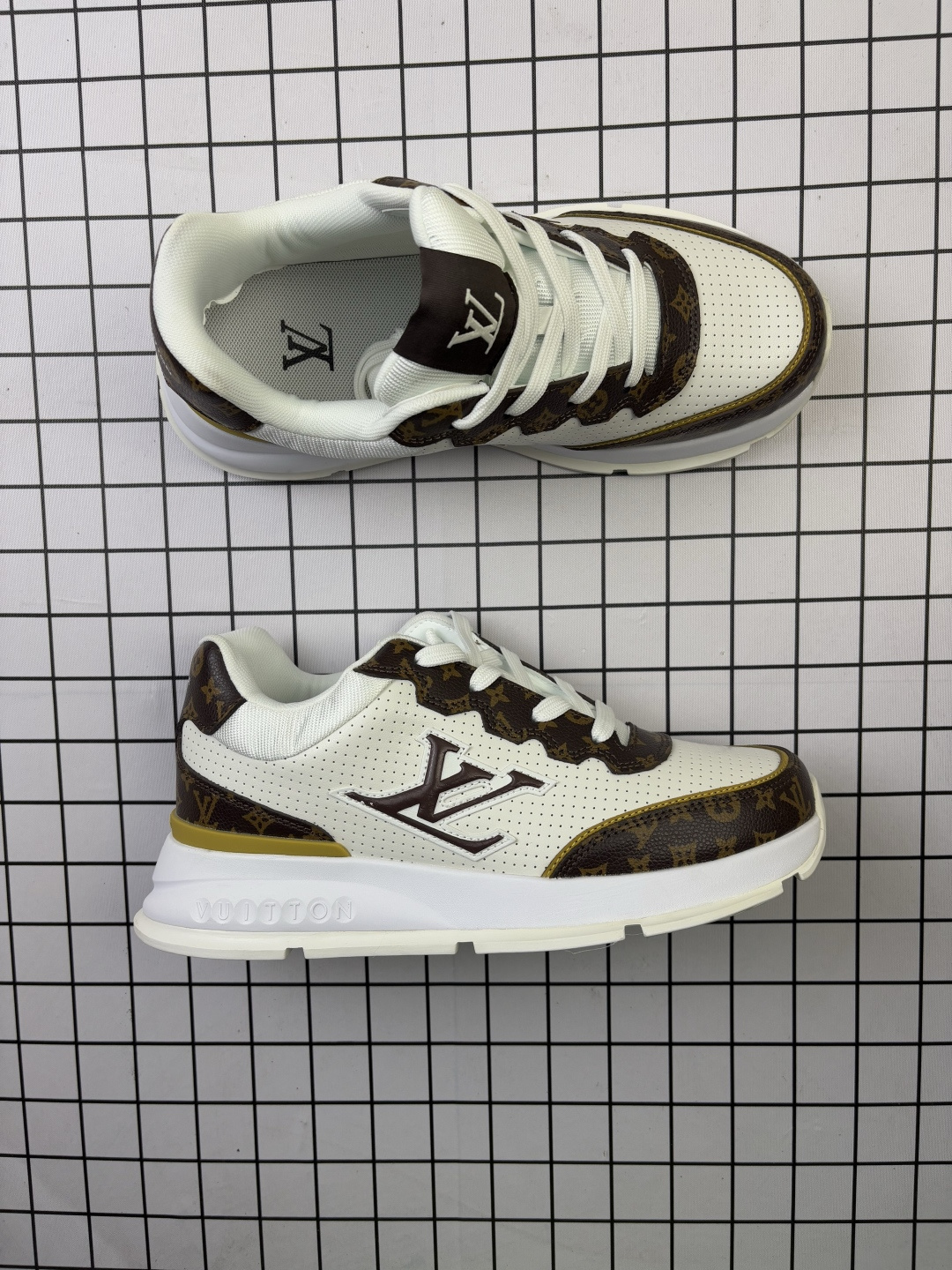 💰130
Louis Vuitton/路易威登鞋
配置厚实抽屉礼品鞋盒，采用荔枝纹二层牛剖革组合粒面牛剖革鞋面材质，鞋垫嵌入软脚感EVA物料，外置TPR光泽隔色鞋底 法国巴黎百年奢侈品牌LV路易威登Louis Vuitton Trainer Sneaker Low 运动系列低帮复古百搭休闲运动文化篮球板鞋
货号  MS1659
尺码 36-45 带半码
编码给L