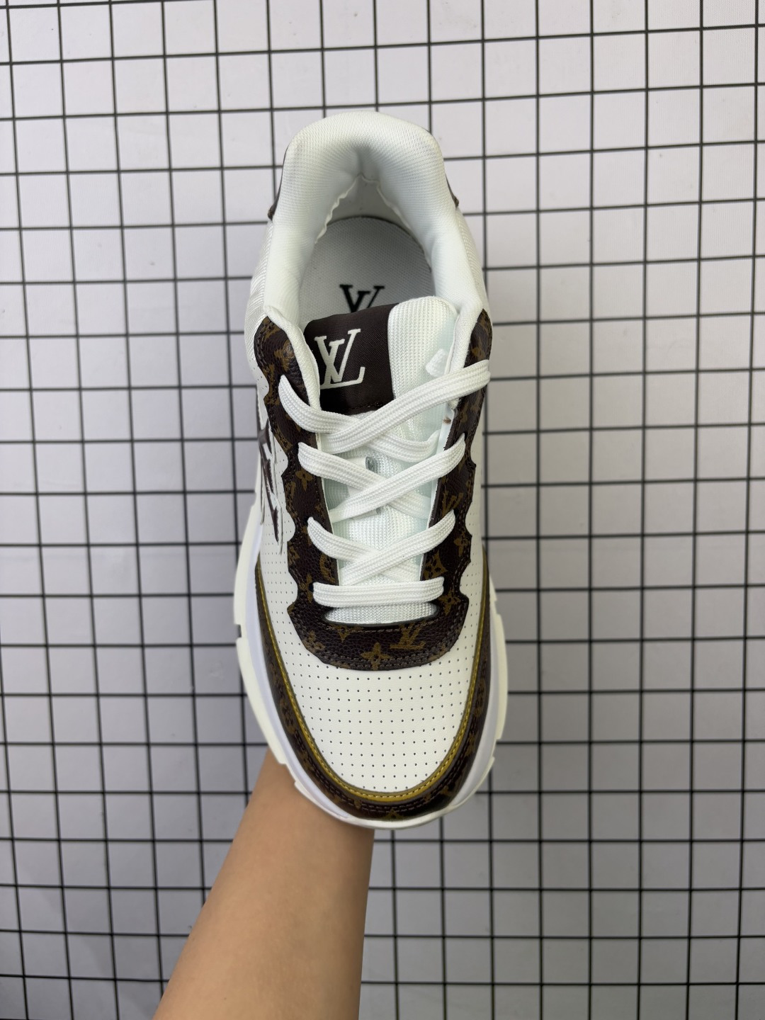 💰130
Louis Vuitton/路易威登鞋
配置厚实抽屉礼品鞋盒，采用荔枝纹二层牛剖革组合粒面牛剖革鞋面材质，鞋垫嵌入软脚感EVA物料，外置TPR光泽隔色鞋底 法国巴黎百年奢侈品牌LV路易威登Louis Vuitton Trainer Sneaker Low 运动系列低帮复古百搭休闲运动文化篮球板鞋
货号  MS1659
尺码 36-45 带半码
编码给L