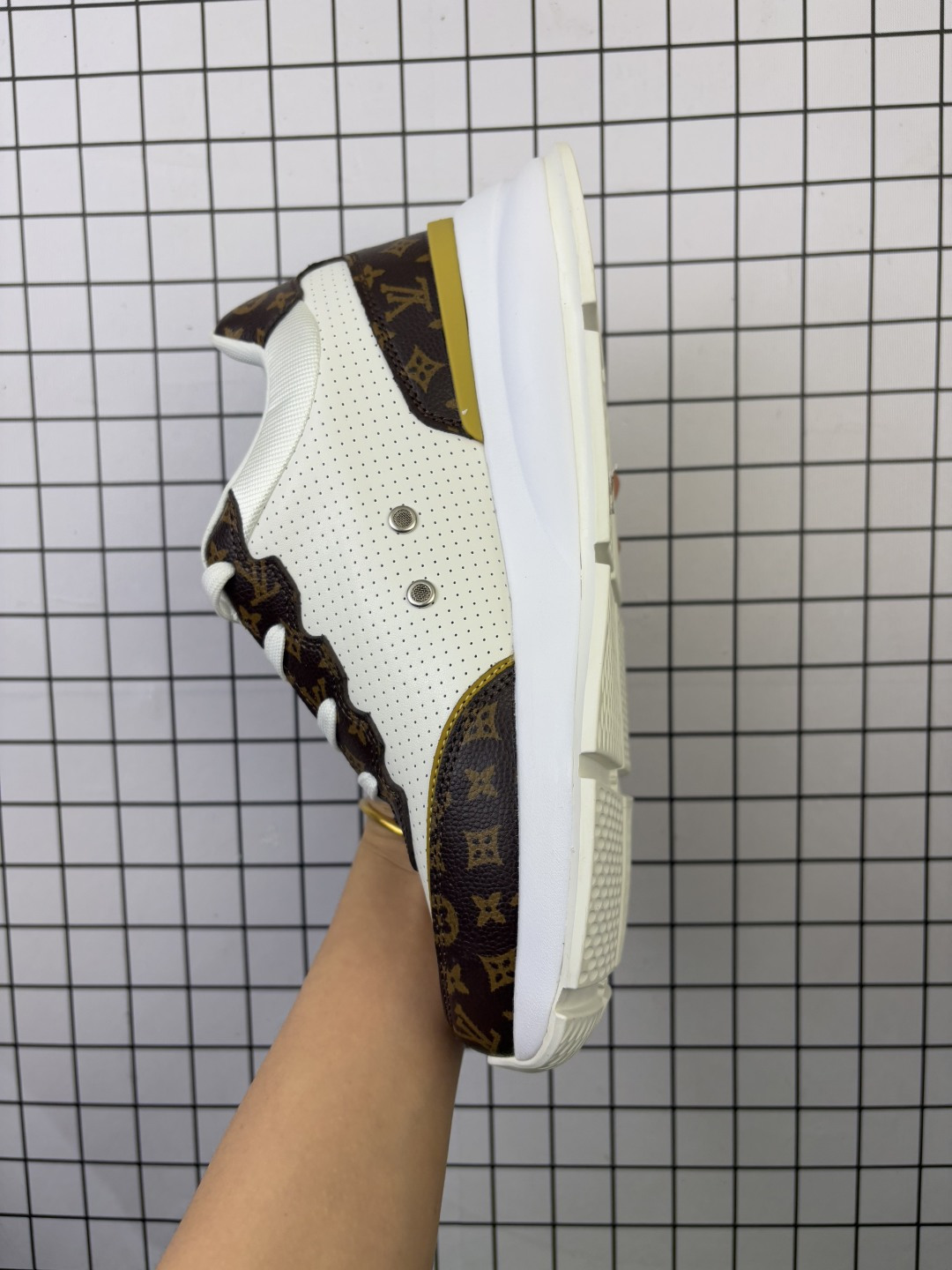 💰130
Louis Vuitton/路易威登鞋
配置厚实抽屉礼品鞋盒，采用荔枝纹二层牛剖革组合粒面牛剖革鞋面材质，鞋垫嵌入软脚感EVA物料，外置TPR光泽隔色鞋底 法国巴黎百年奢侈品牌LV路易威登Louis Vuitton Trainer Sneaker Low 运动系列低帮复古百搭休闲运动文化篮球板鞋
货号  MS1659
尺码 36-45 带半码
编码给L