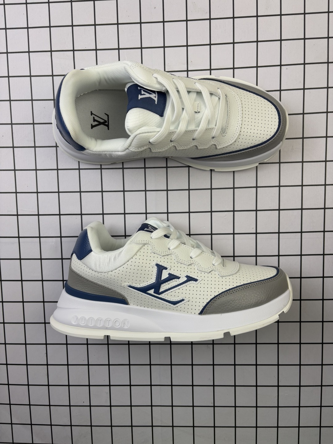 💰130
Louis Vuitton/路易威登鞋
配置厚实抽屉礼品鞋盒，采用荔枝纹二层牛剖革组合粒面牛剖革鞋面材质，鞋垫嵌入软脚感EVA物料，外置TPR光泽隔色鞋底 法国巴黎百年奢侈品牌LV路易威登Louis Vuitton Trainer Sneaker Low 运动系列低帮复古百搭休闲运动文化篮球板鞋
货号  MS1659
尺码 36-45 带半码
编码给L