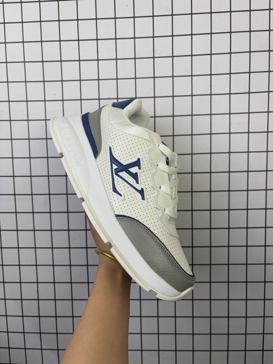 💰130
Louis Vuitton/路易威登鞋
配置厚实抽屉礼品鞋盒，采用荔枝纹二层牛剖革组合粒面牛剖革鞋面材质，鞋垫嵌入软脚感EVA物料，外置TPR光泽隔色鞋底 法国巴黎百年奢侈品牌LV路易威登Louis Vuitton Trainer Sneaker Low 运动系列低帮复古百搭休闲运动文化篮球板鞋
货号  MS1659
尺码 36-45 带半码
编码给L