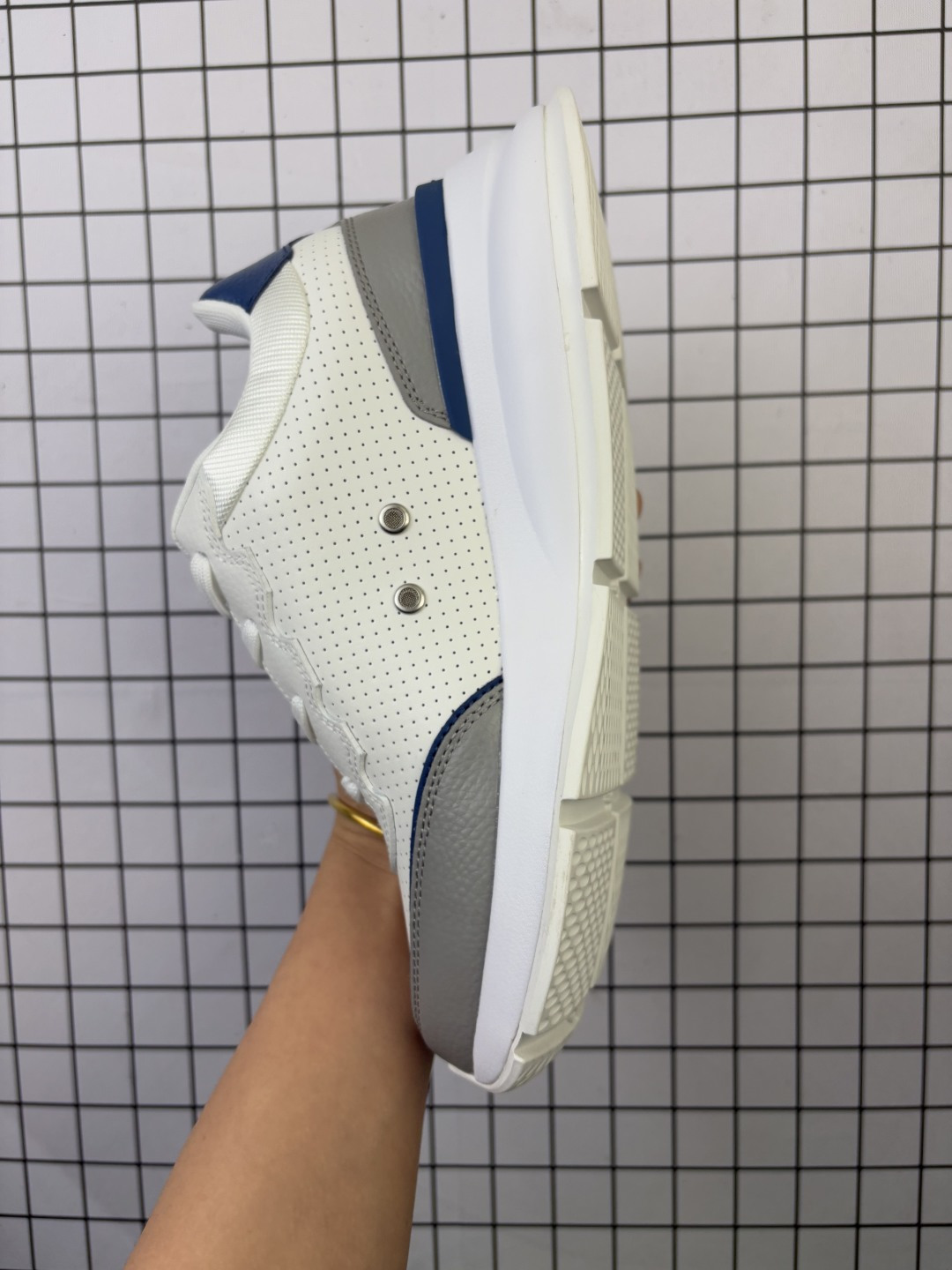 💰130
Louis Vuitton/路易威登鞋
配置厚实抽屉礼品鞋盒，采用荔枝纹二层牛剖革组合粒面牛剖革鞋面材质，鞋垫嵌入软脚感EVA物料，外置TPR光泽隔色鞋底 法国巴黎百年奢侈品牌LV路易威登Louis Vuitton Trainer Sneaker Low 运动系列低帮复古百搭休闲运动文化篮球板鞋
货号  MS1659
尺码 36-45 带半码
编码给L