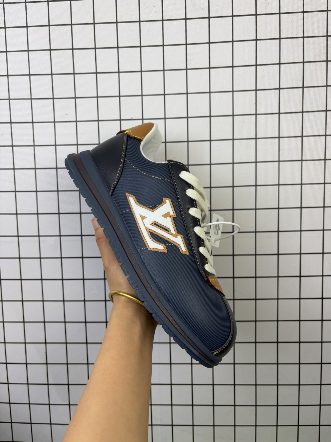 💰240
公司级✅路易威登/Louis Vuitton  LV路易威登板鞋      
 
新款 LV Trainer最新配色运动鞋  L家 篮球鞋风格运动鞋   该鞋由艺术总监 VIRGIL ABLOH设计 垫脚聚米微料加透气英伦网布  细节原版一致 Size:36-48
编码755