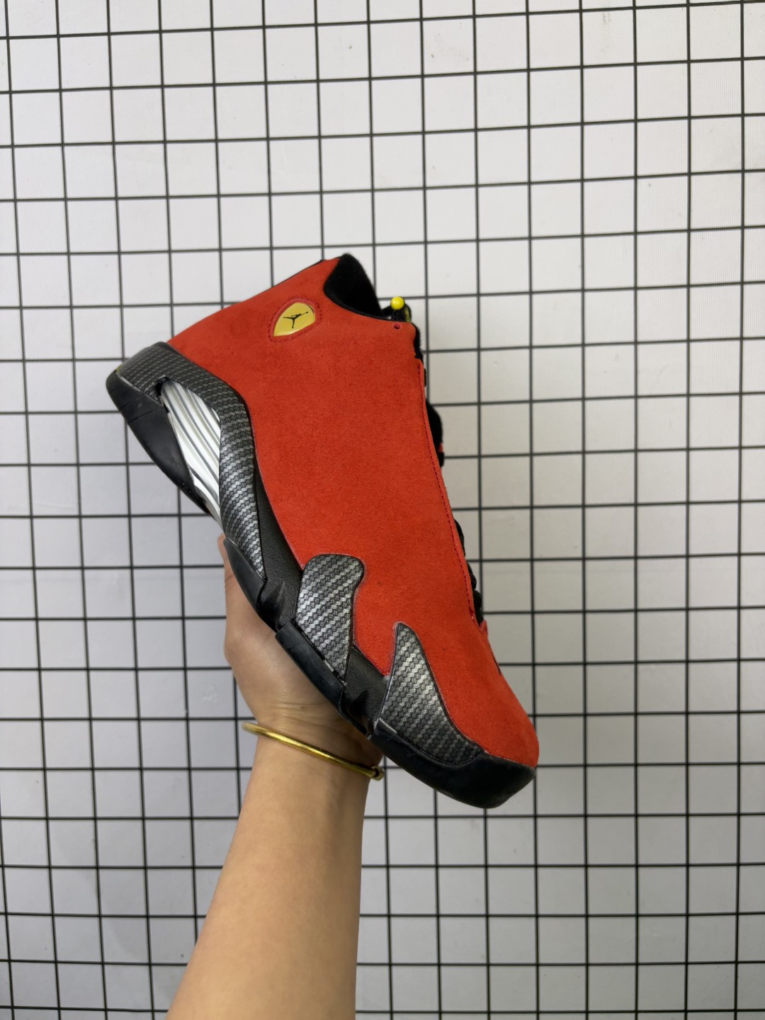 Nike/耐克正品Air Jordan 14 Retro 乔丹14代 AJ14法拉利回归!舒适耐用 减震防滑耐磨 中帮 复古篮球鞋 男女同款 红色,潮流运动鞋487471-102全红色su皮版的启发来自GOAT个人收藏,Tinker Hatfield经常在迈克尔·乔丹的生活中找到灵感.对于Air Jordan 14来说,他受到了对法拉利异国情调的热爱;这个即将推出的全红色su皮版的启发来自GOAT的个人收藏.#球鞋新品曝光 #air jordan #aj14 #AirJordan系列 #NBA球星同款#球鞋新品曝光 #谁还没有一双AJ #aj14法拉利 #法拉利 #被种草的第一双AJ 货号: IF5015 半 编码: 554
