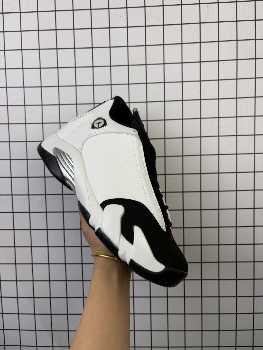 Nike/耐克正品Air Jordan 14 Retro 乔丹14代 AJ14法拉利回归!舒适耐用 减震防滑耐磨 中帮 复古篮球鞋 男女同款 红色,潮流运动鞋487471-102全红色su皮版的启发来自GOAT个人收藏,Tinker Hatfield经常在迈克尔·乔丹的生活中找到灵感.对于Air Jordan 14来说,他受到了对法拉利异国情调的热爱;这个即将推出的全红色su皮版的启发来自GOAT的个人收藏.#球鞋新品曝光 #air jordan #aj14 #AirJordan系列 #NBA球星同款#球鞋新品曝光 #谁还没有一双AJ #aj14法拉利 #法拉利 #被种草的第一双AJ 货号: IF5015 半 编码: 554